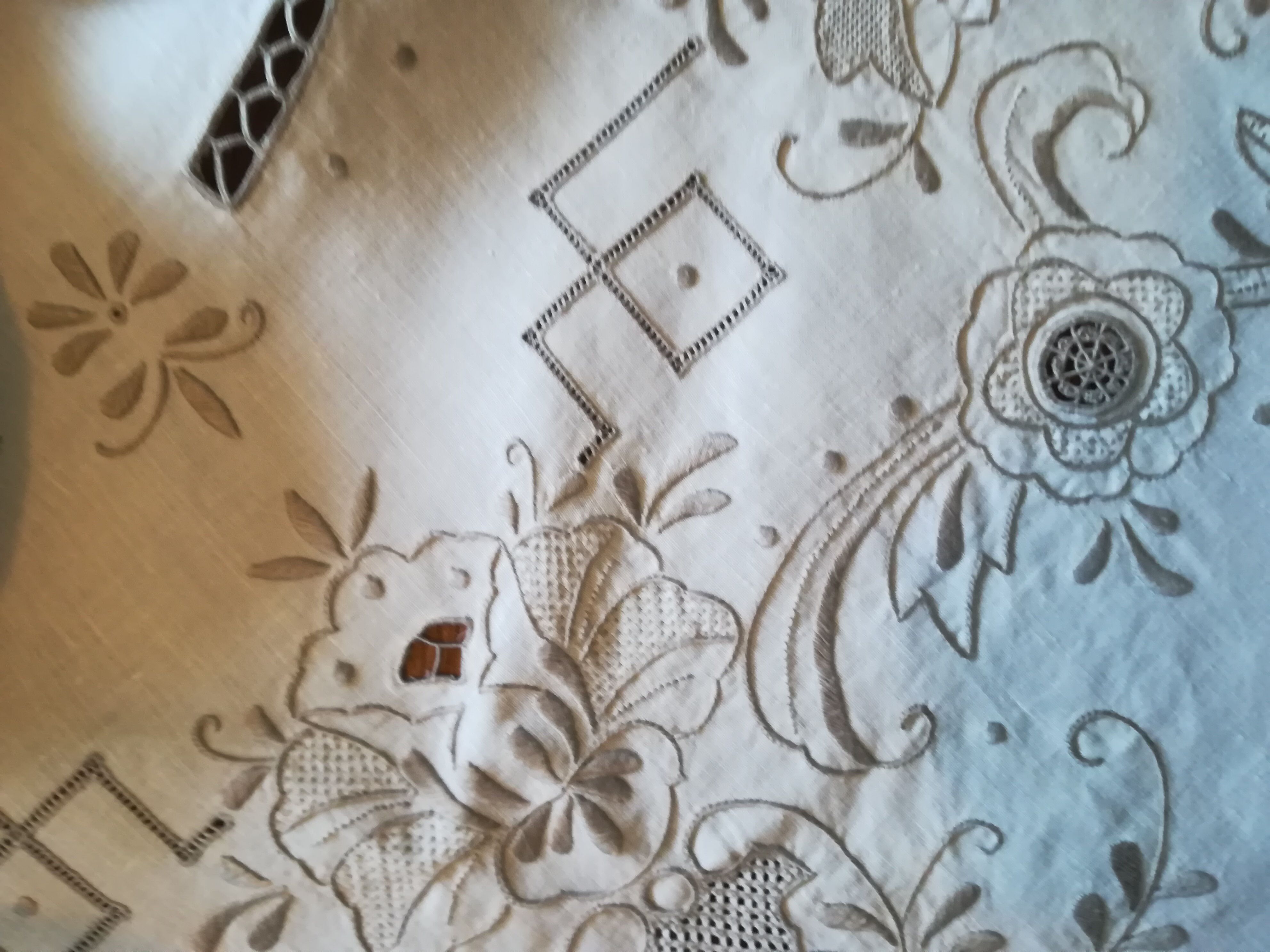 Round off-white tablecloth embroidered with grey flowers with 8 matching napkins - festive table