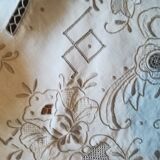 Round off-white tablecloth embroidered with grey flowers with 8 matching napkins - festive table