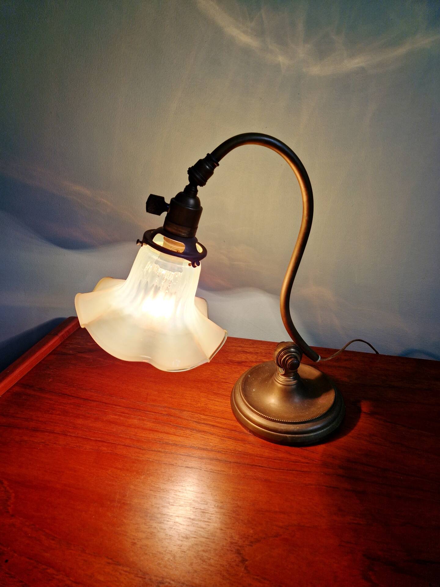 Art Nouveau desk lamp, bronze and opalescent glass