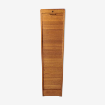 Vertical binder with curtain