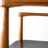 Fauteuil scandinave recouvert de similicuir