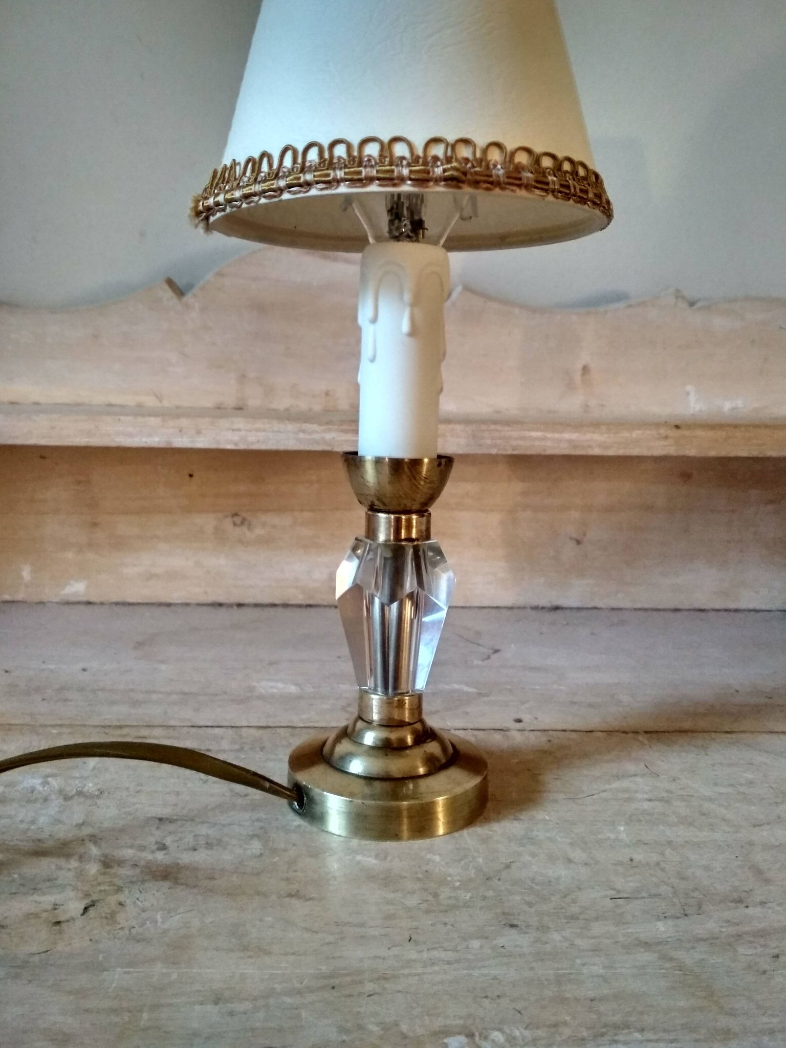 Petite lampe de chevet années 40 - pied en verre taillé et laiton