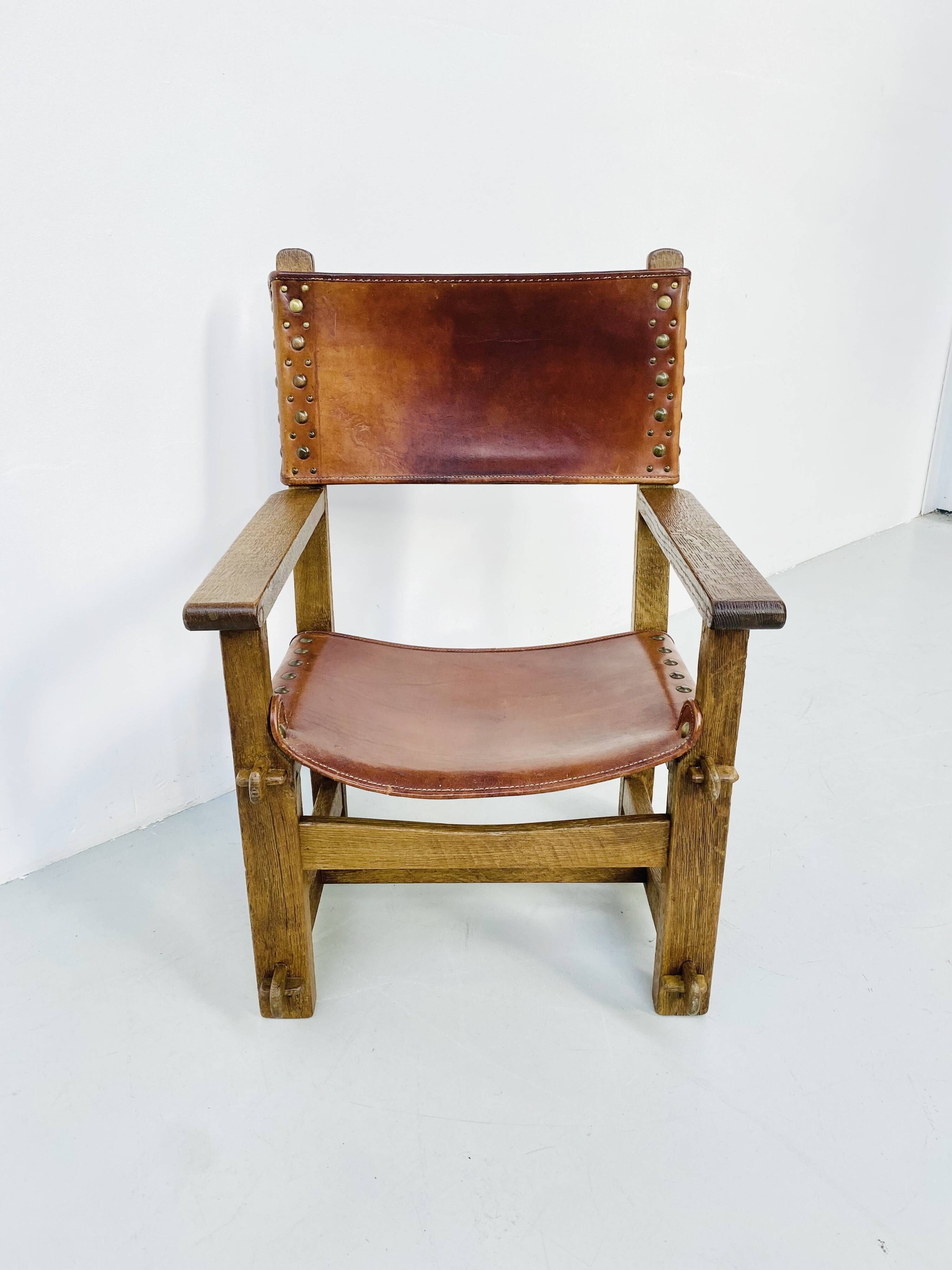 Chaise de château brutaliste ancienne faite à la main en chêne et cuir cognac, années 1920.