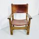 Chaise de château brutaliste ancienne faite à la main en chêne et cuir cognac, années 1920.
