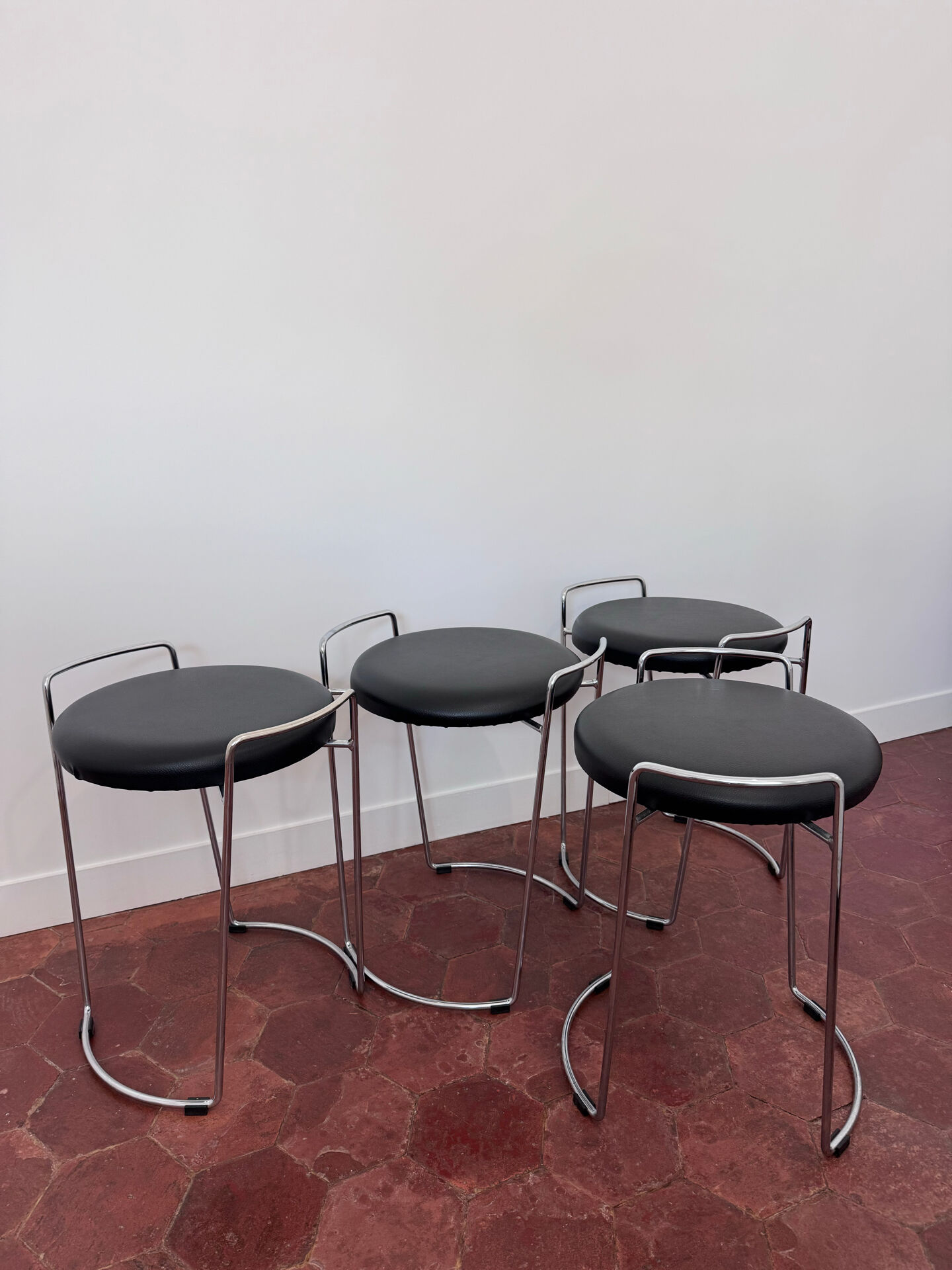 Tabourets vintage – structure acier inoxydable et assise cuir noir