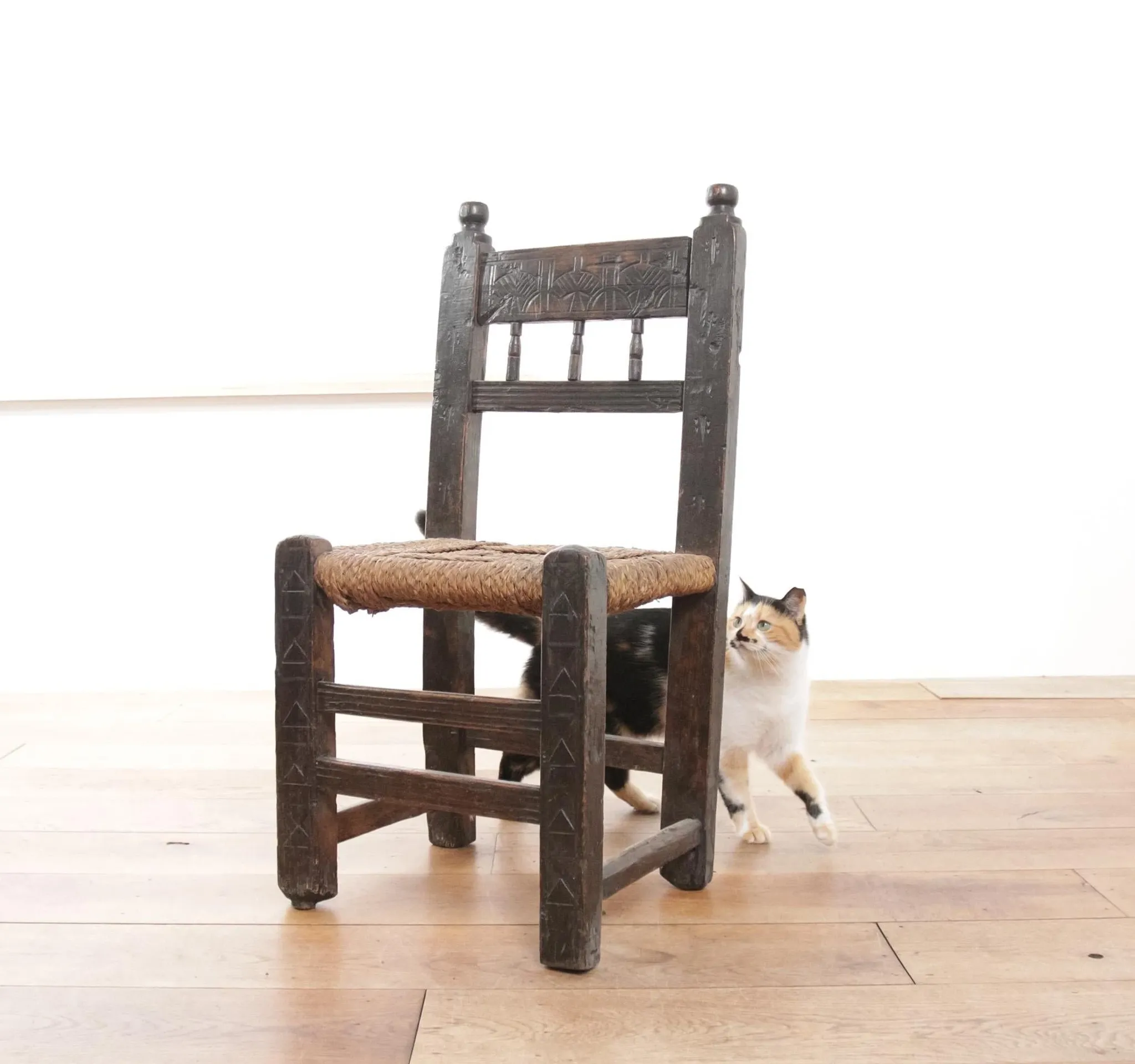17th-century farmhouse chair with carved motifs – wabi sabi