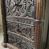Commode XIXème pin noirci sculpté