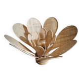 Lampe à poser fleur composée de pétales en rotin et raphia
