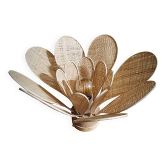 Lampe à poser fleur composée de pétales en rotin et raphia