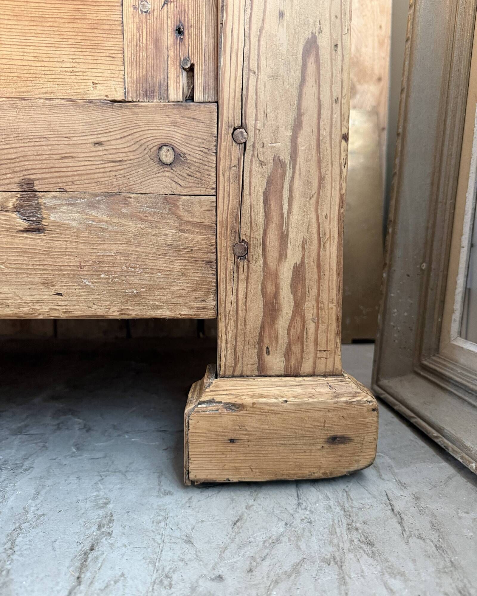 Armoire lingère ancienne en pin massif (rénovée)