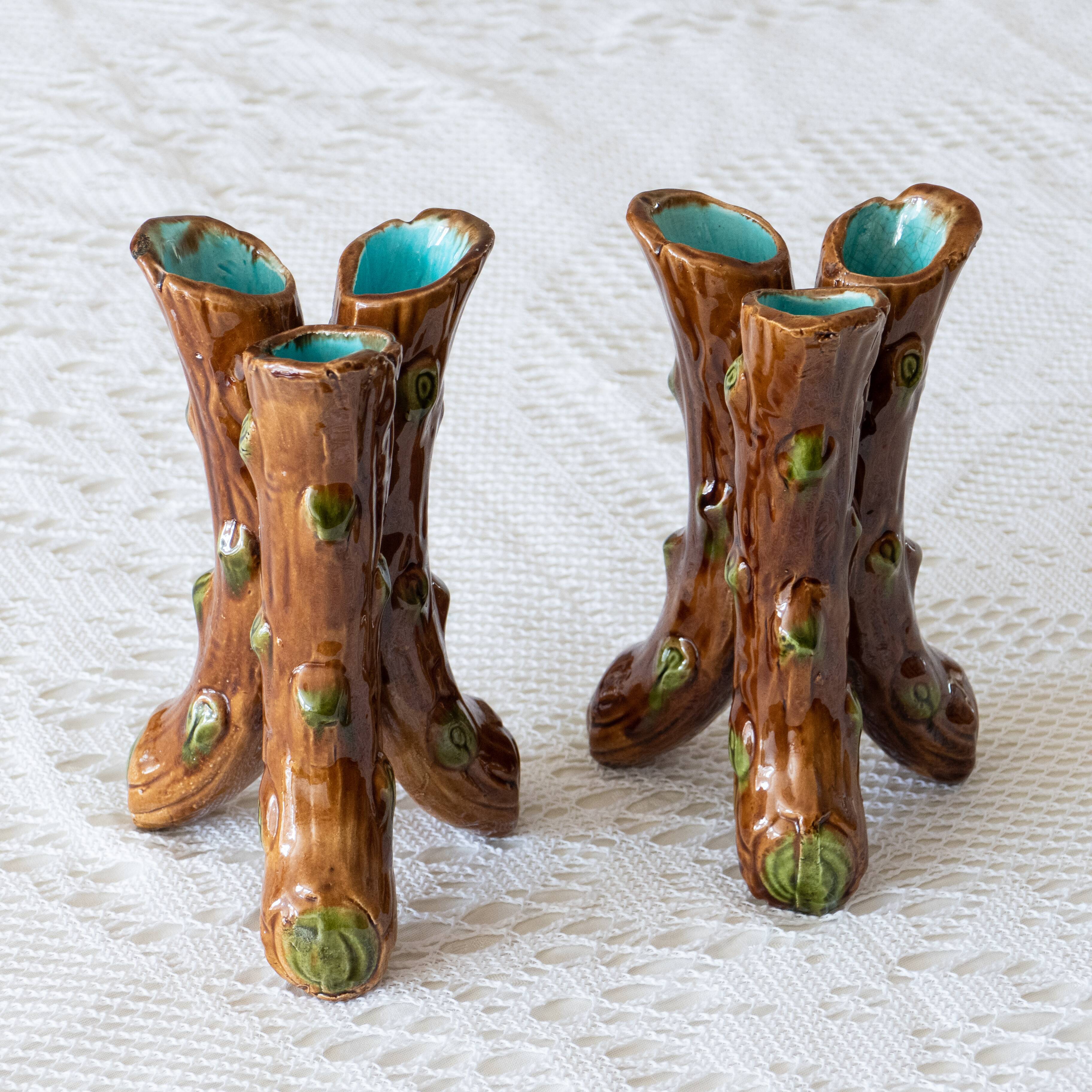Paire de vases tripodes XIXe Art Nouveau barbotine branches