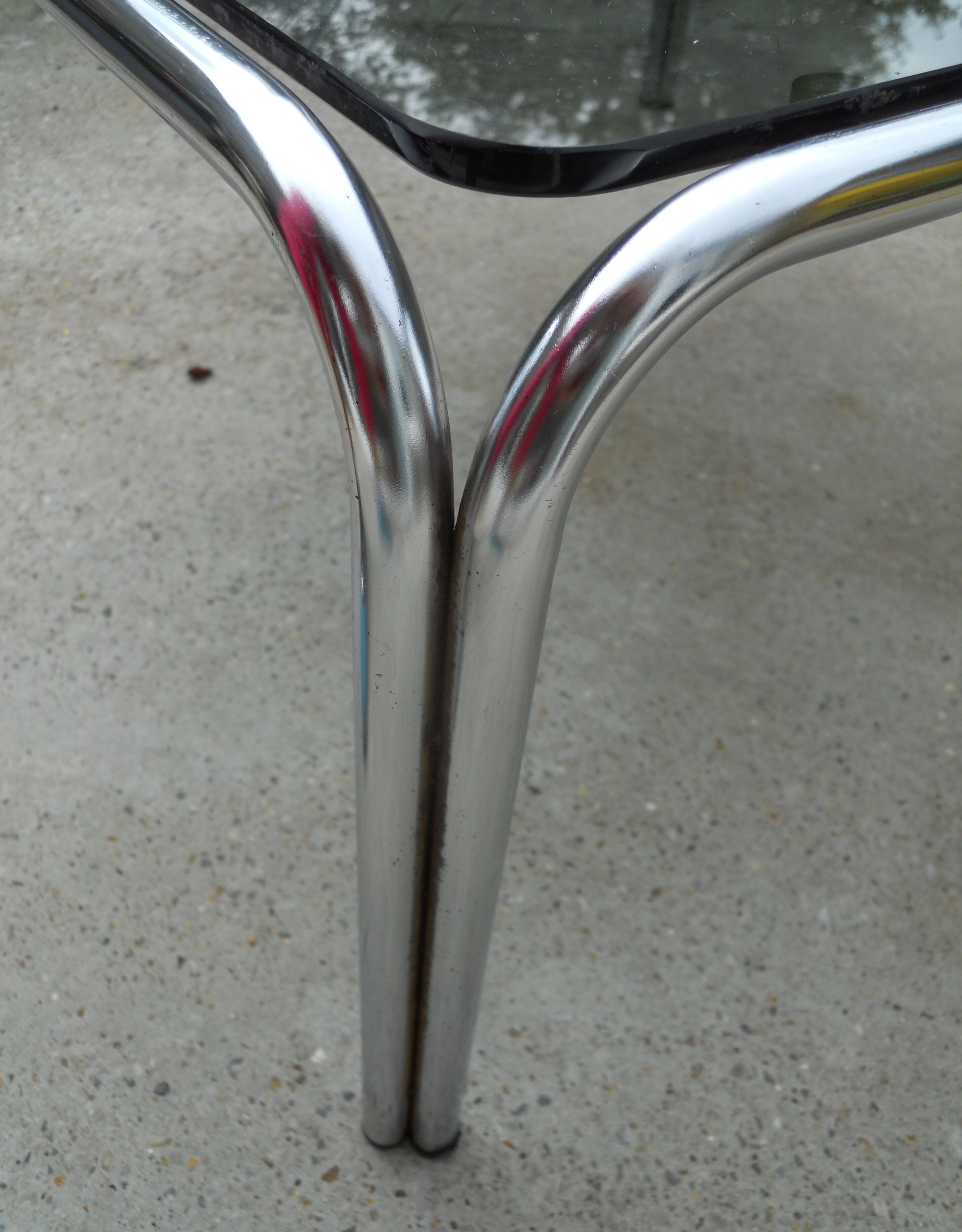 Table basse carrée design metal chrome verre fumé