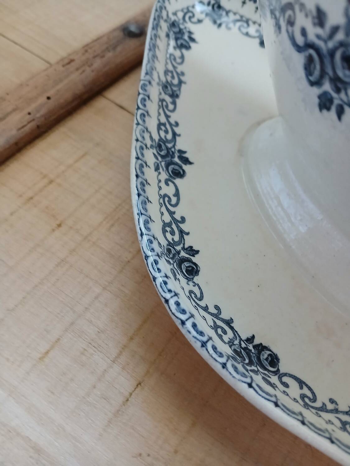 Old Terre de fer sauce boat