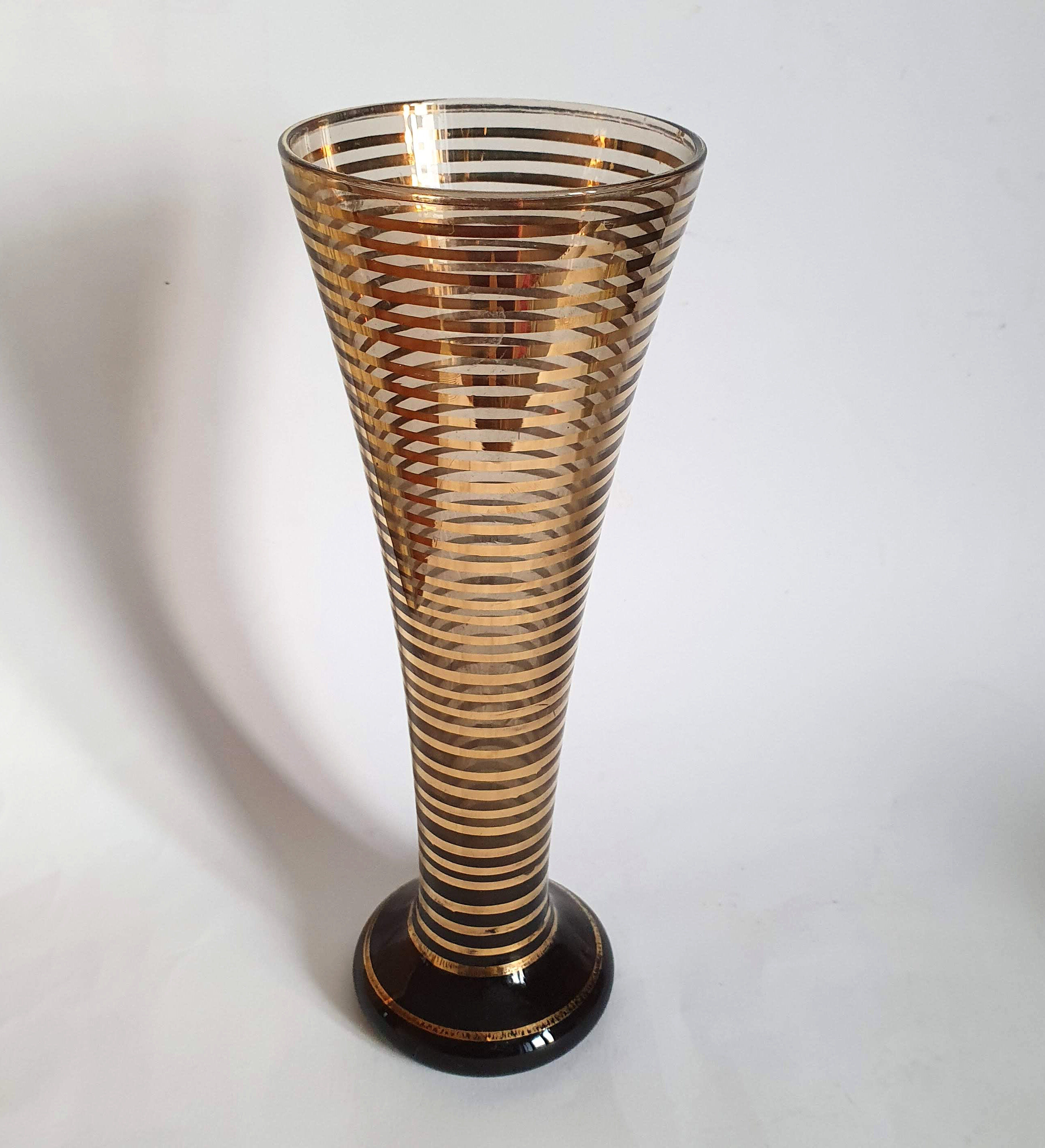 Art deco vase in gold glass