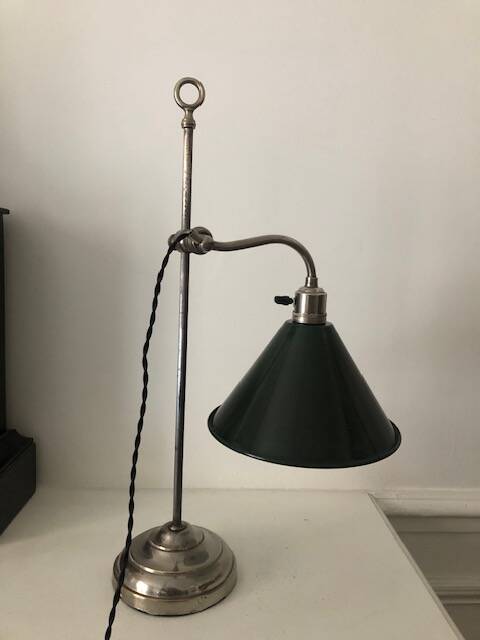 Articulated desk lamp