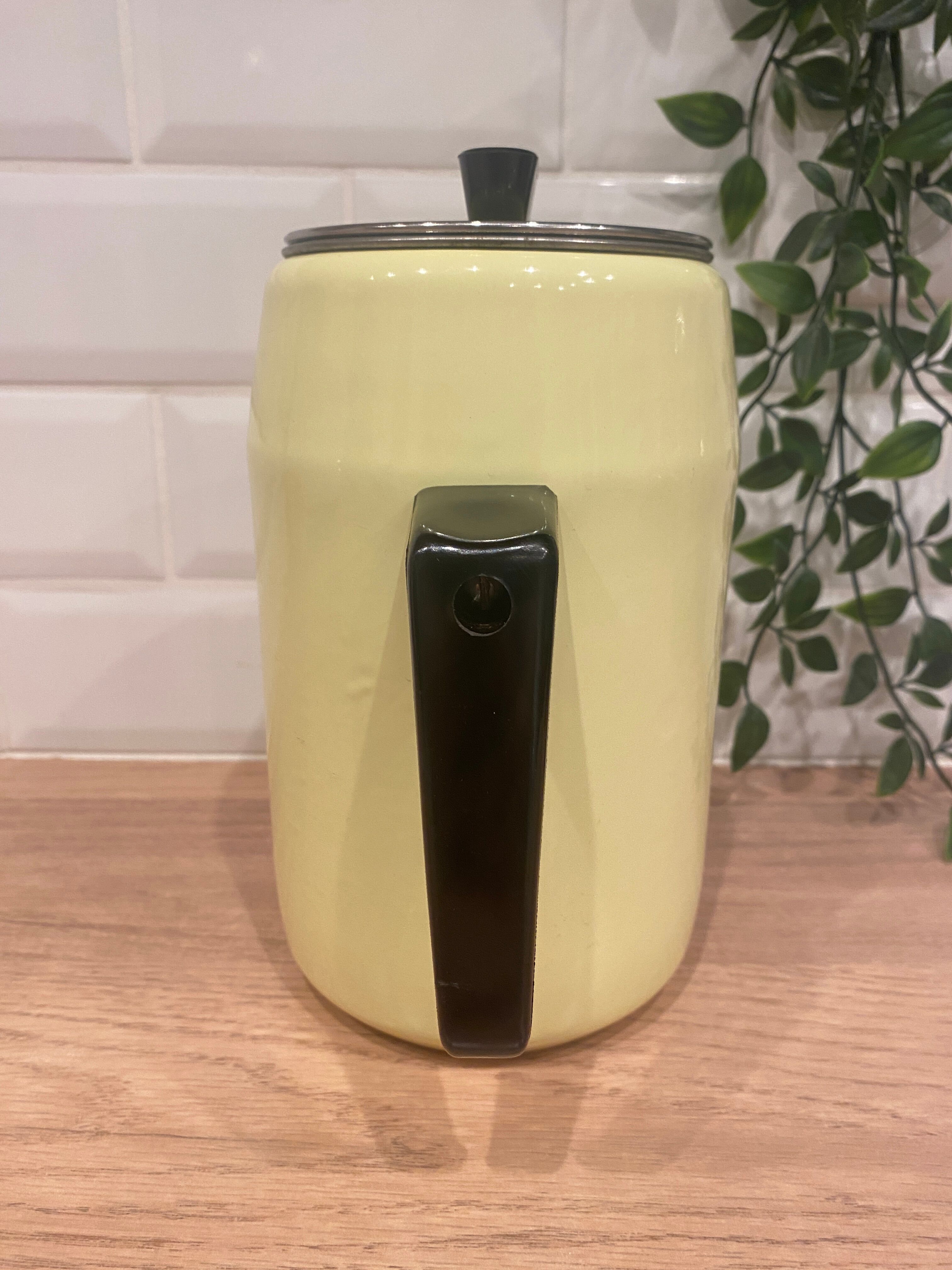 Cafetière en tôle émaillée jaune