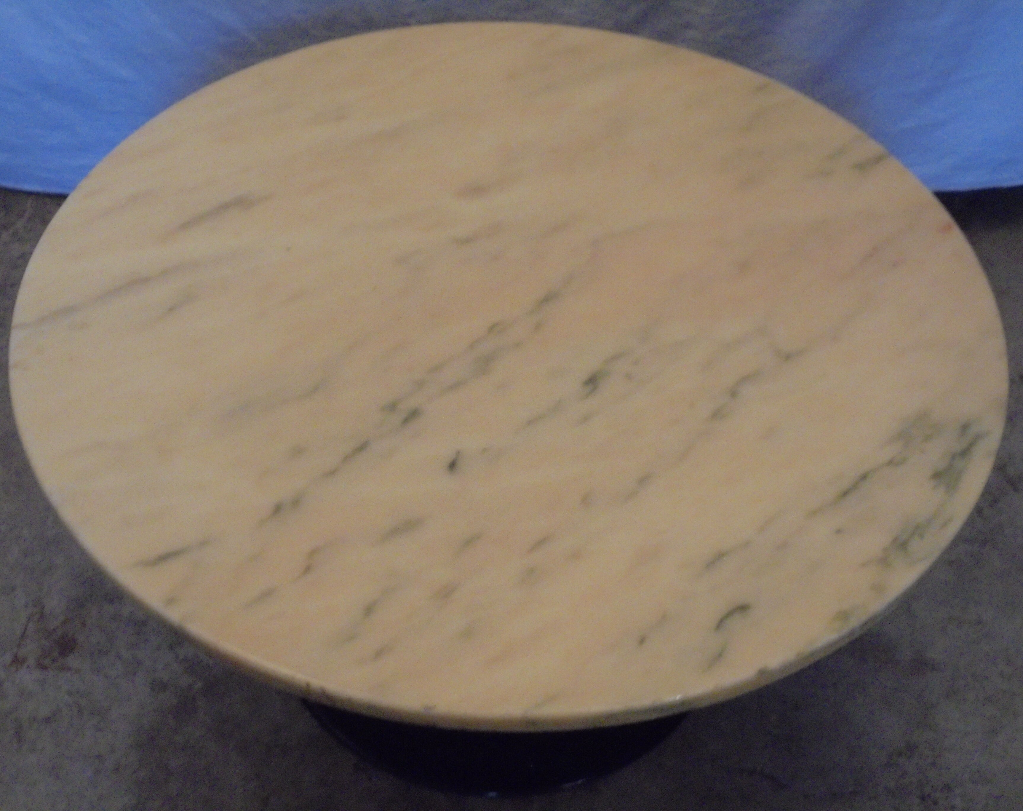 Round coffee table on tulip foot from the 70s