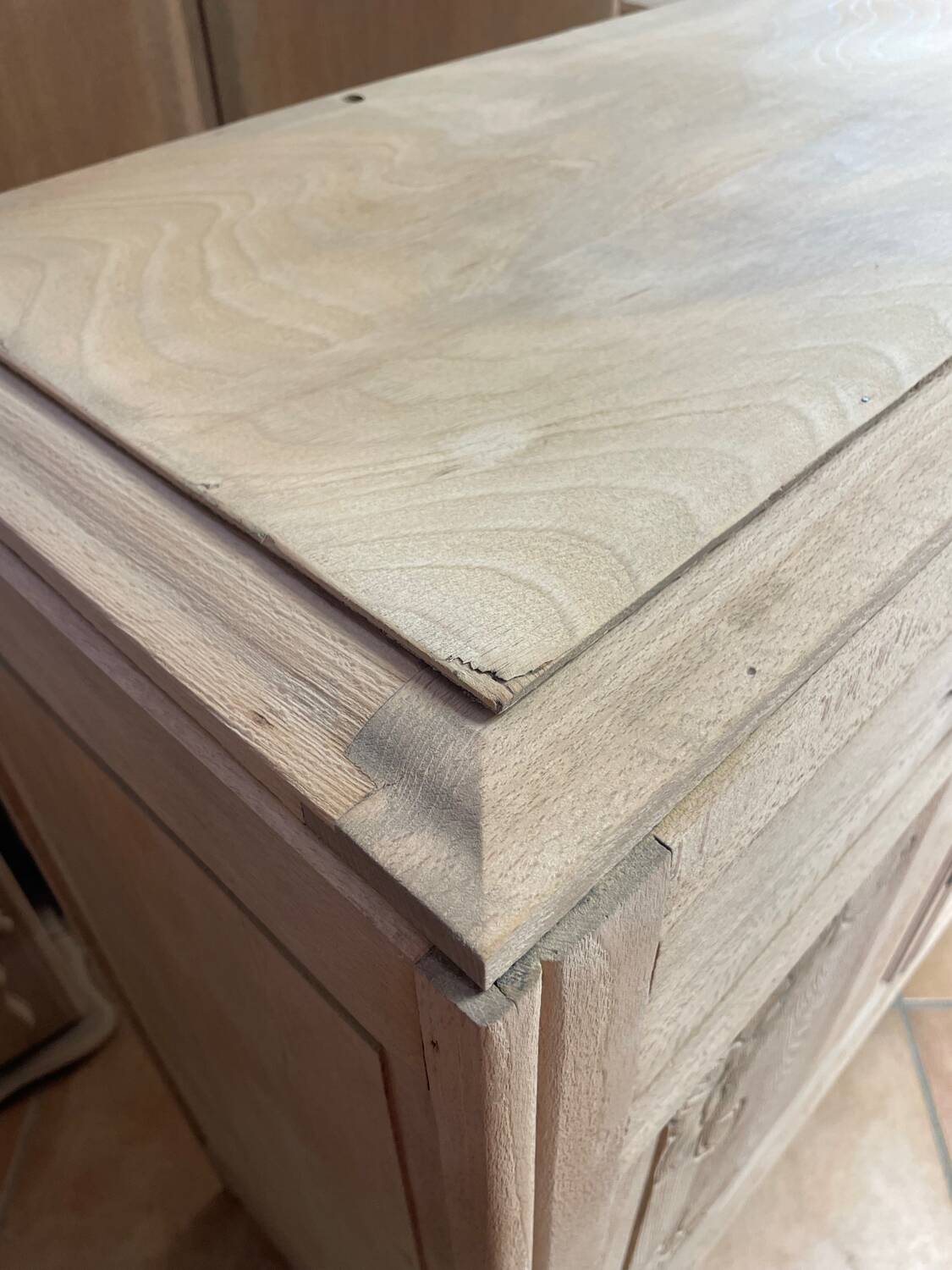 Buffet en hêtre massif sculpté – aérogommé, décapé, sablé