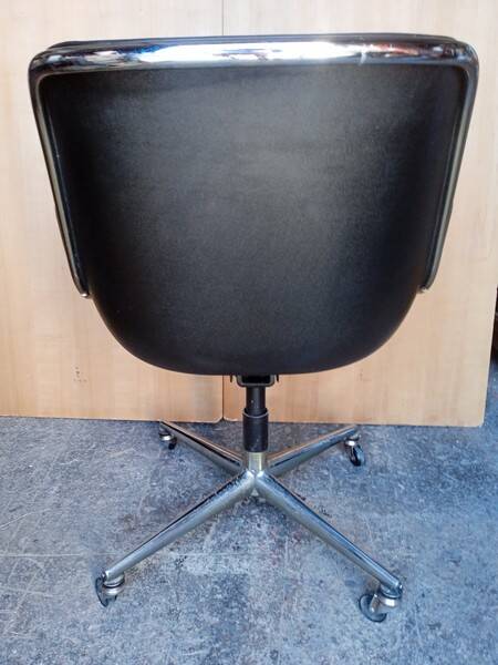 Fauteuil Charles Pollock cuir noir époque 1970