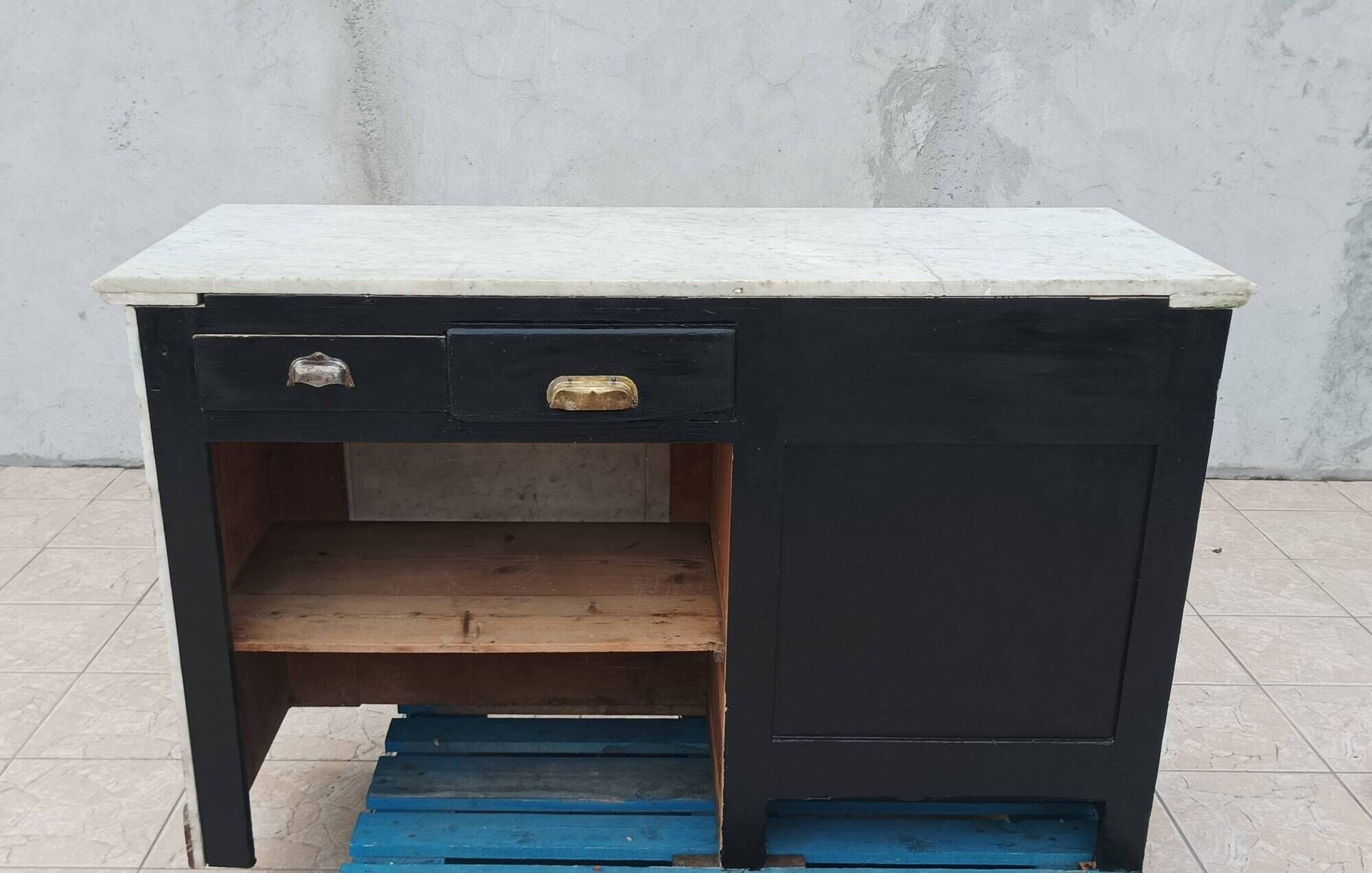 Central island shop counter in marble and oak, Art Deco period.