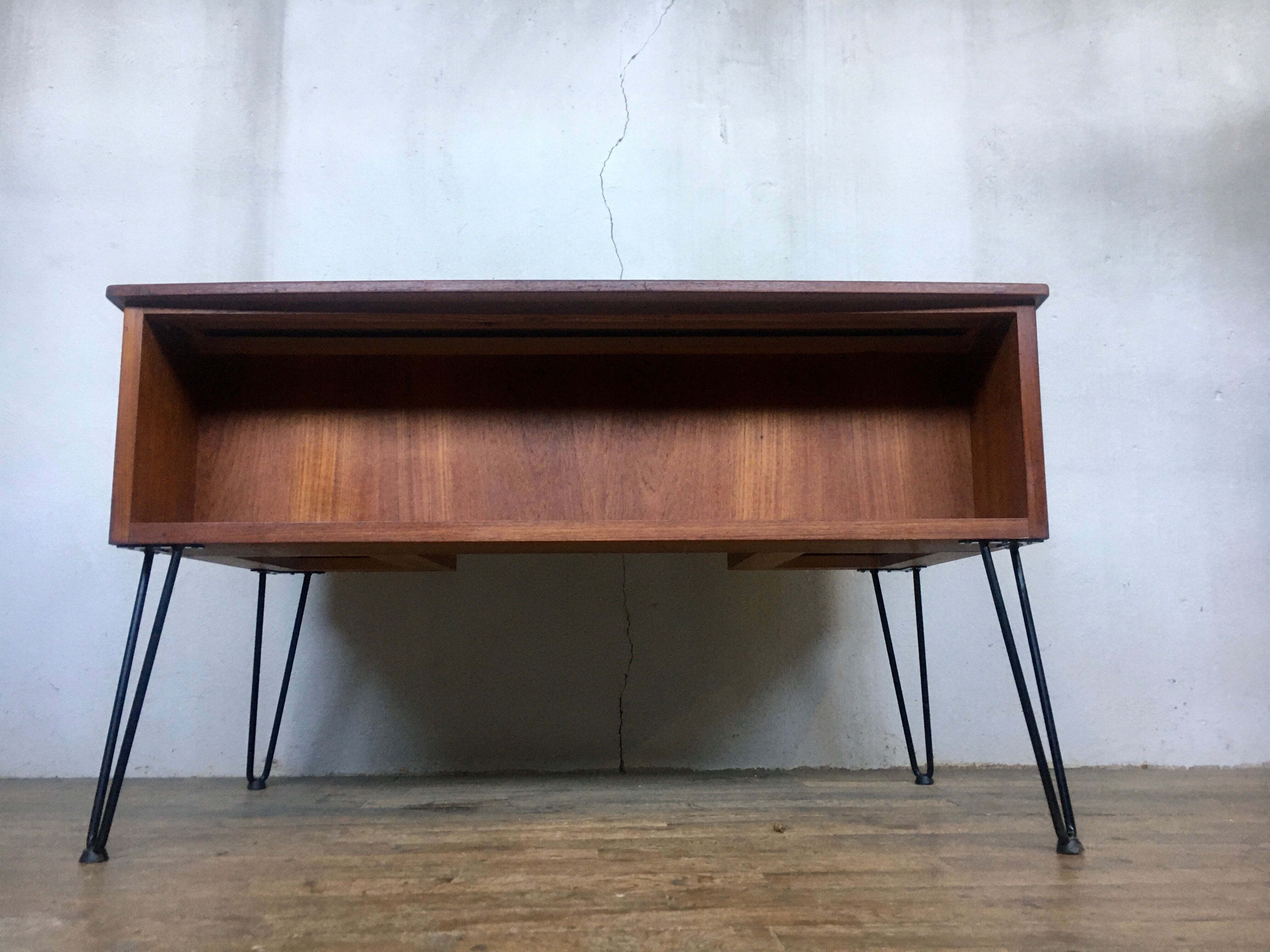 Bureau scandinave en teck avec piétement eiffel métal noir  1950 1960