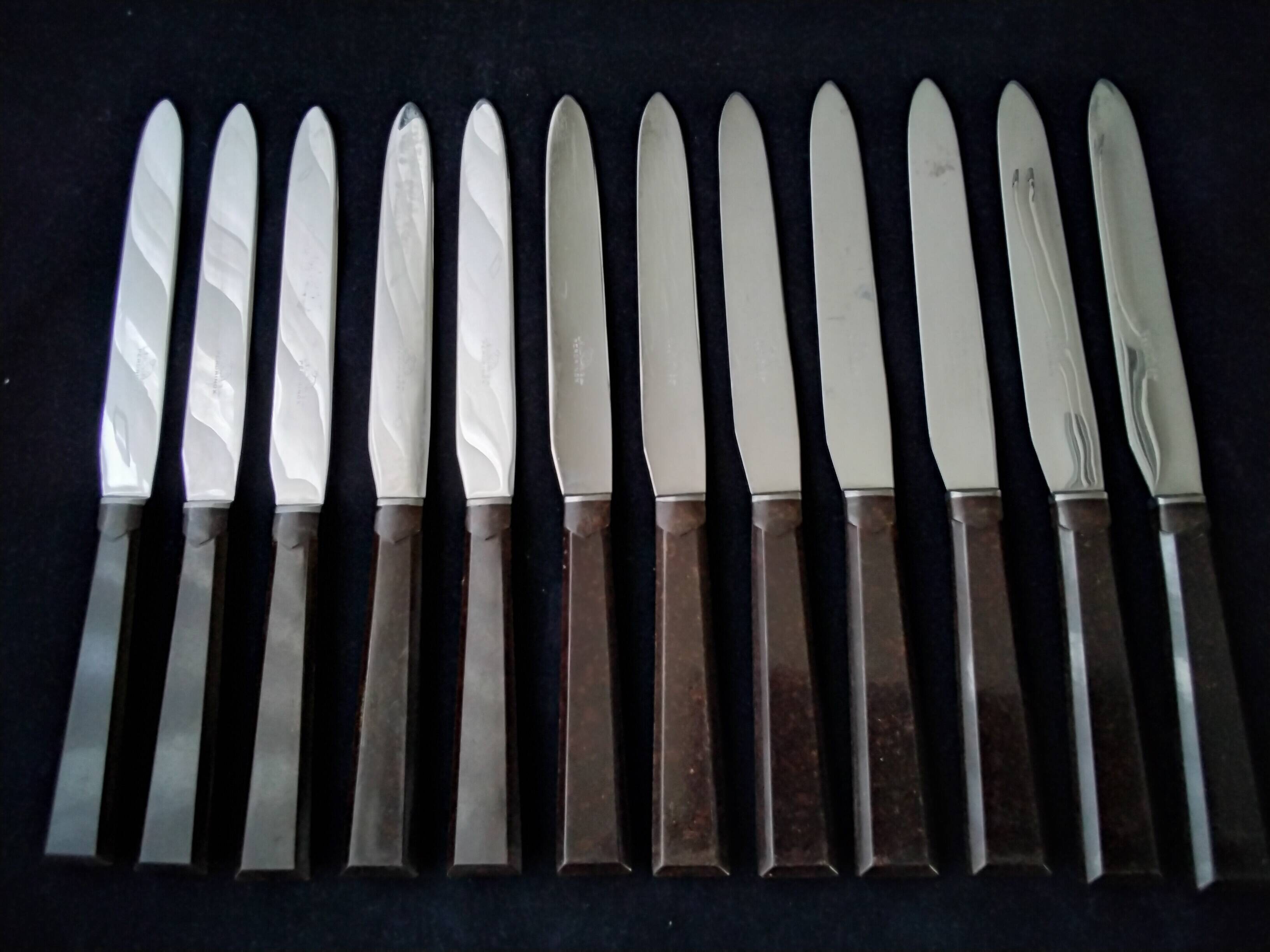 Coffret de 12 couteaux de table vintage  inox et bakélite brune
