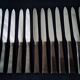 Coffret de 12 couteaux de table vintage  inox et bakélite brune