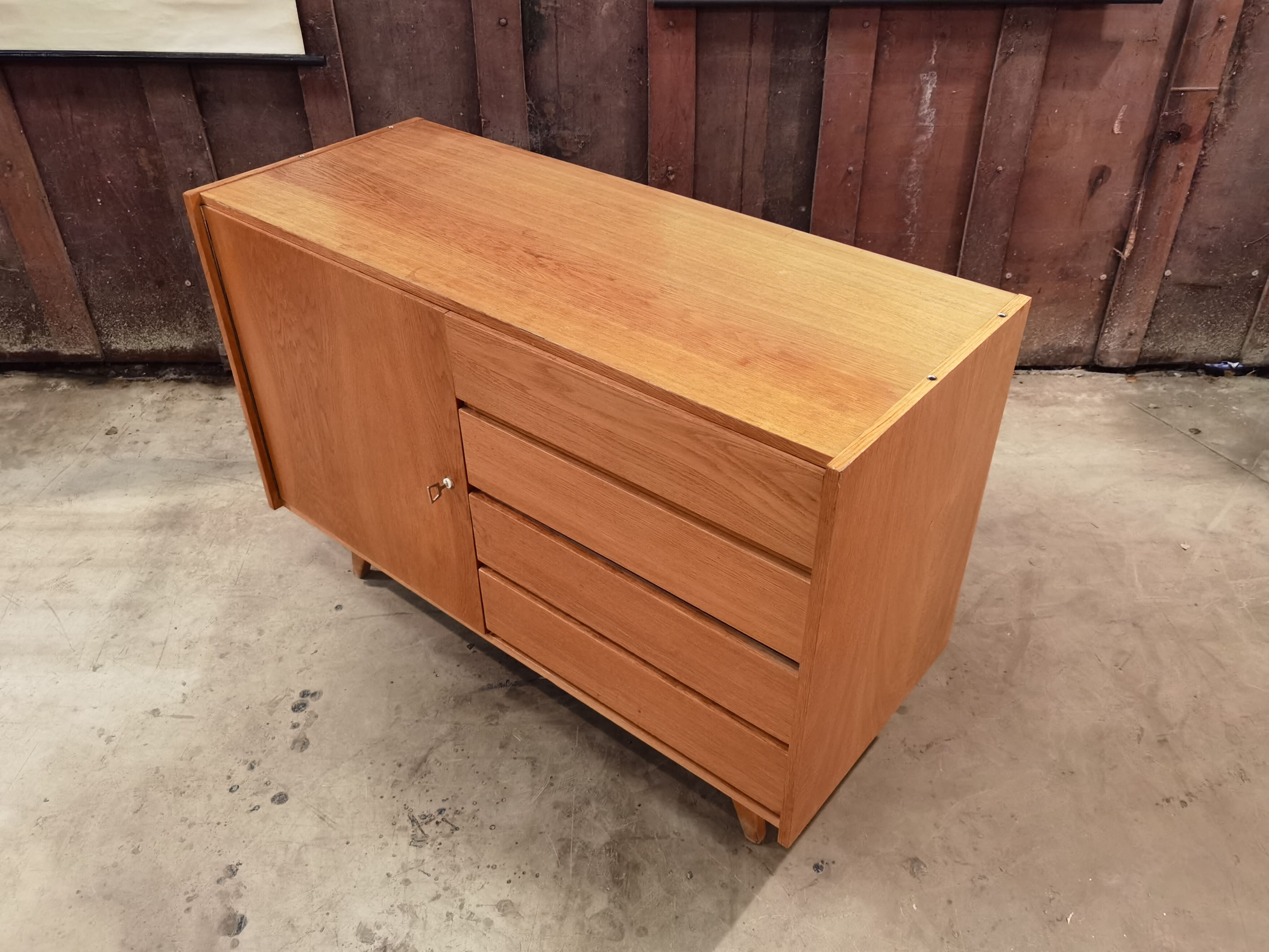 Buffet, U 458 by Jiri Jiroutek