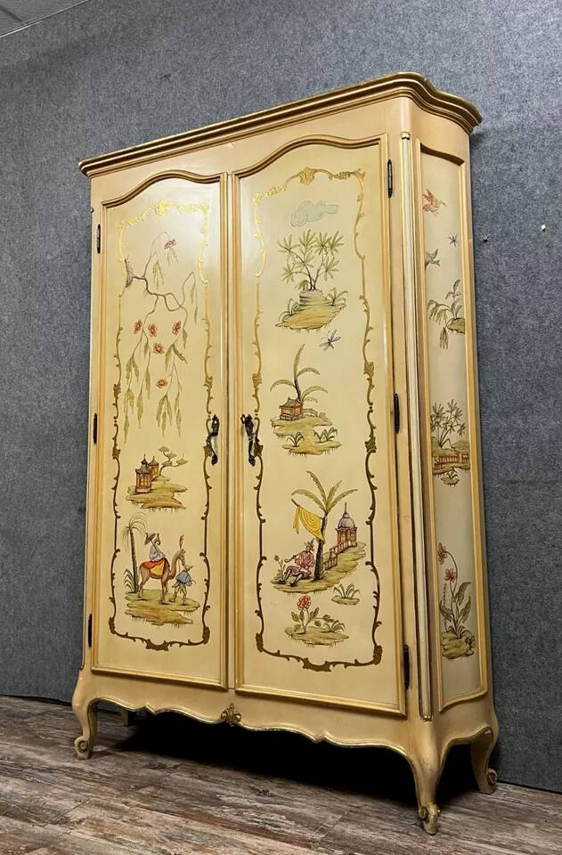 Armoire Vénitienne galbée a décors Chinois vers 1900