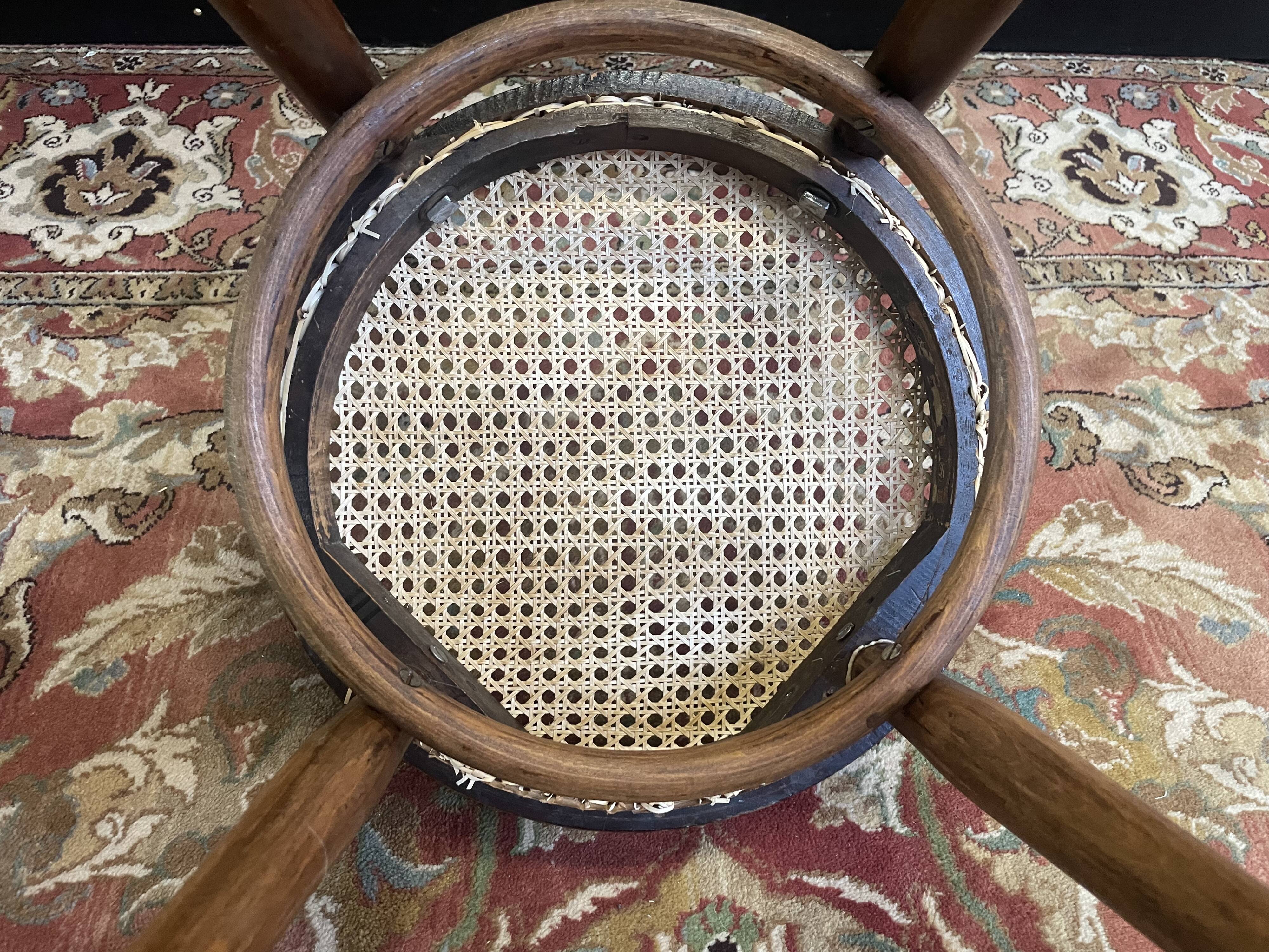 Suite de 6 chaises bistrot en cannage Thonet restaurées