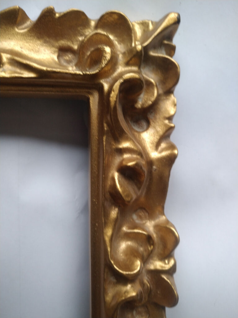 Sculpted square golden frame