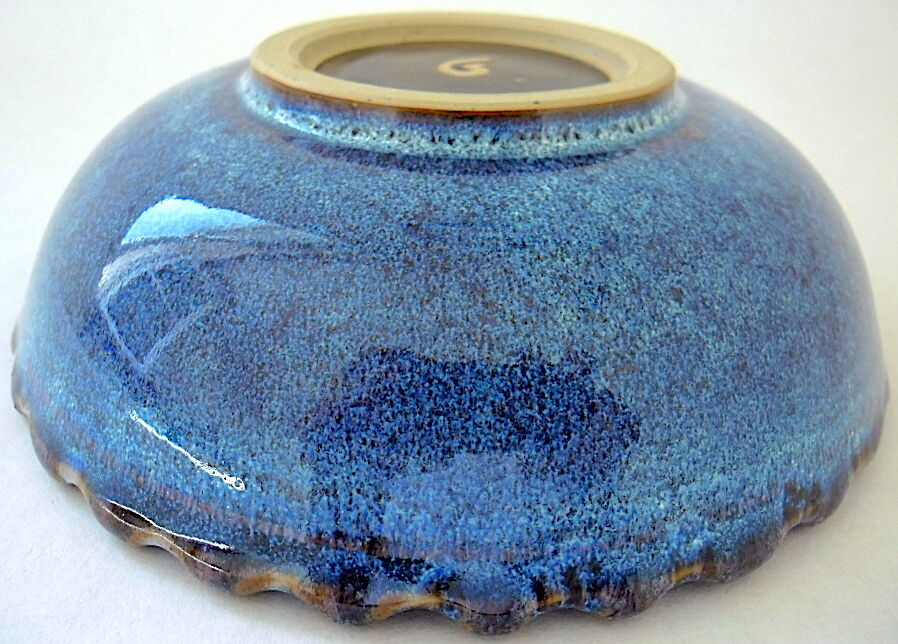 Cut or pocket in polychrome varnished sandstone with a blue and floral decoration