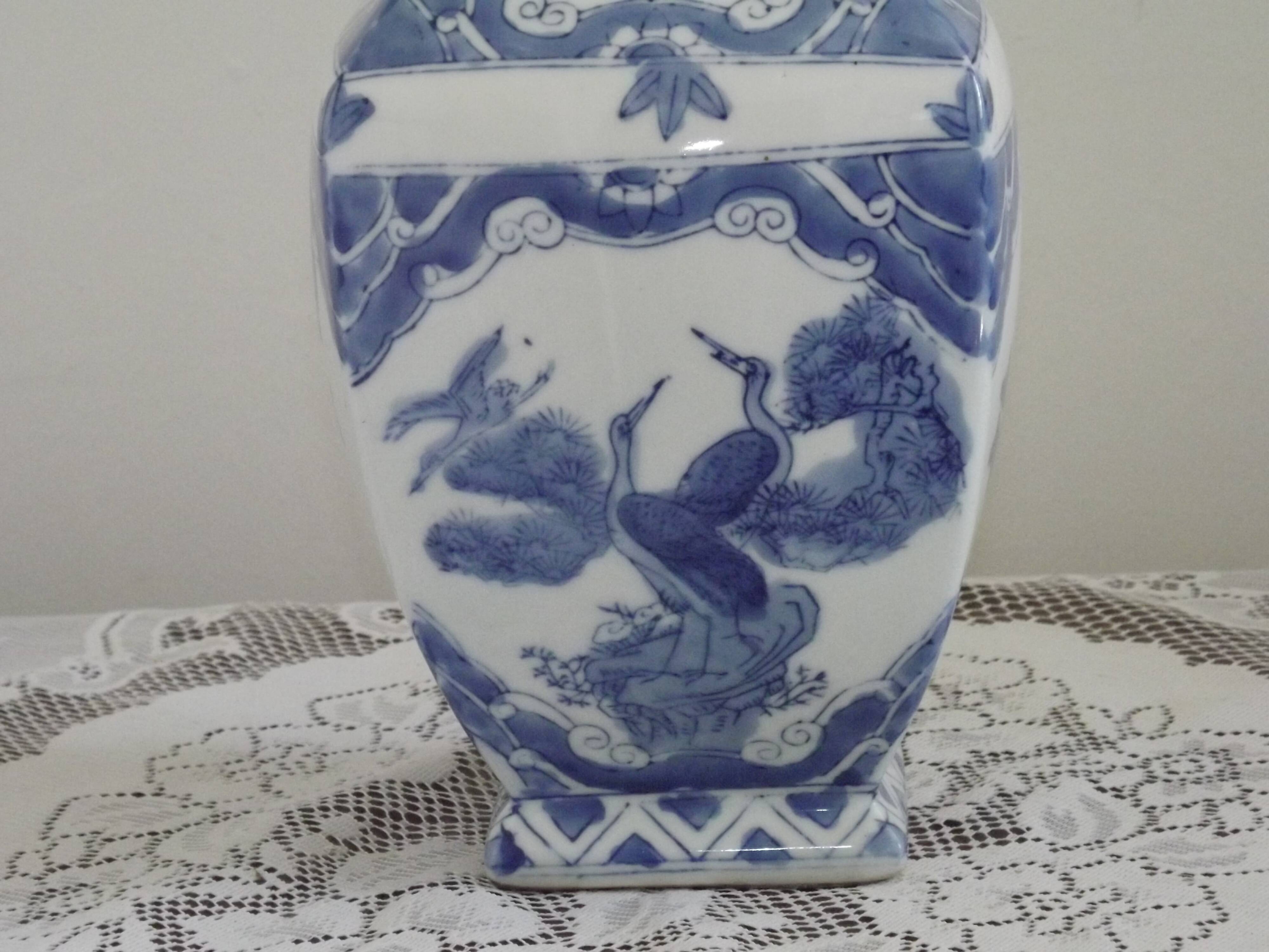Pied de lampe vintage en porcelaine chinoise à décor d'oiseaux et poignées en lion