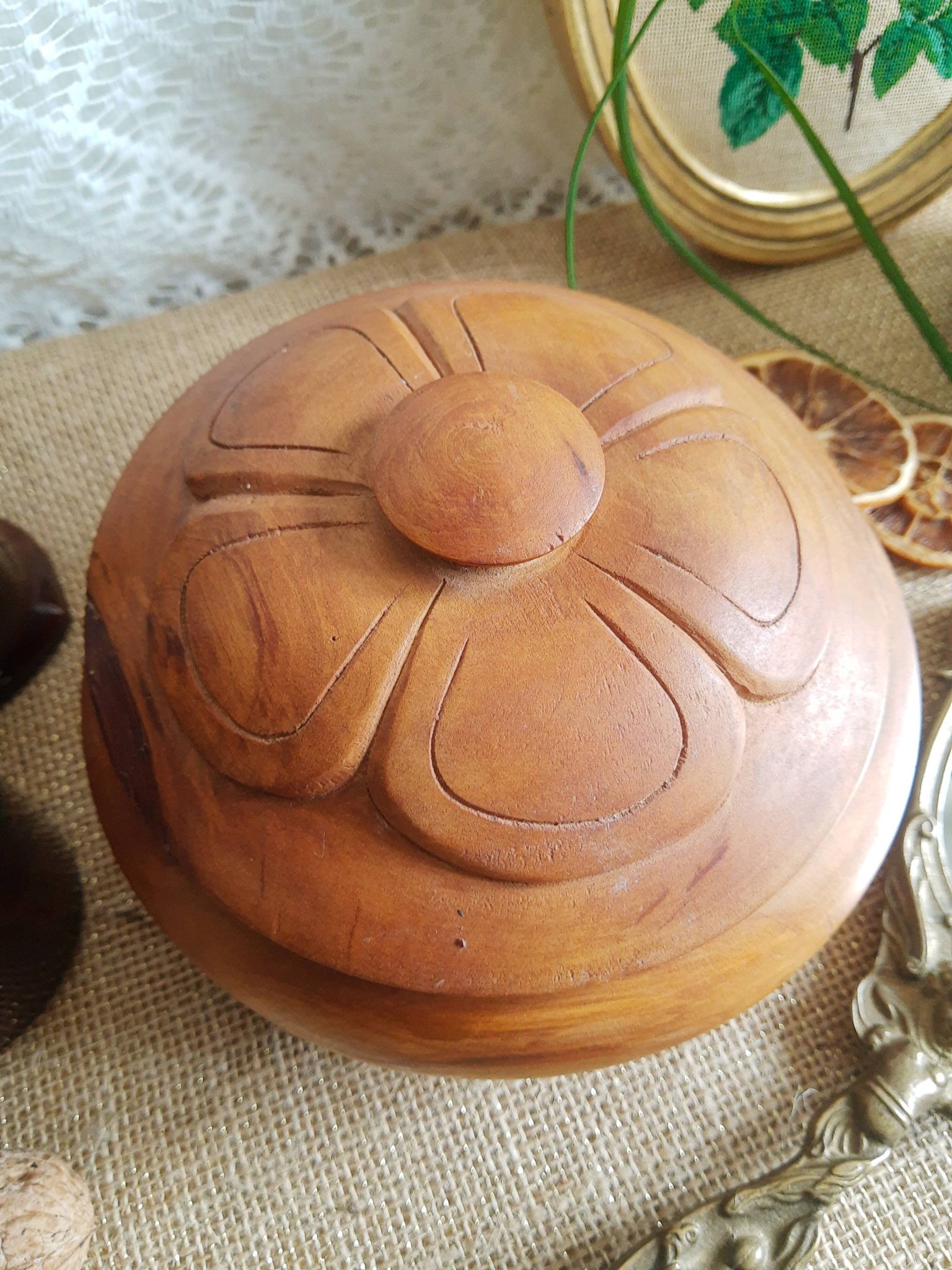 Round box with olive wood lid - vintage