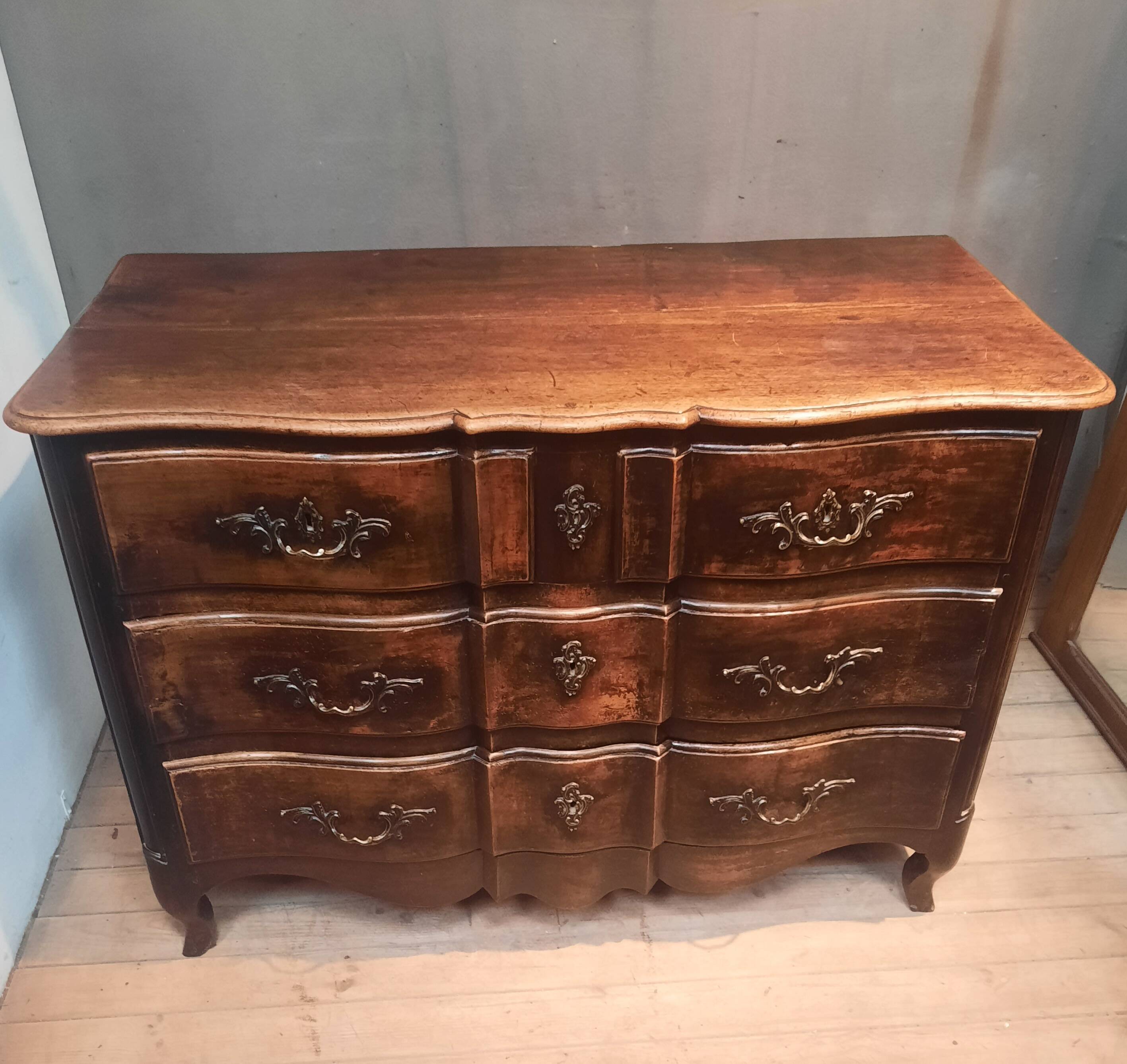 Commode d epoque Louis XV en bois massif