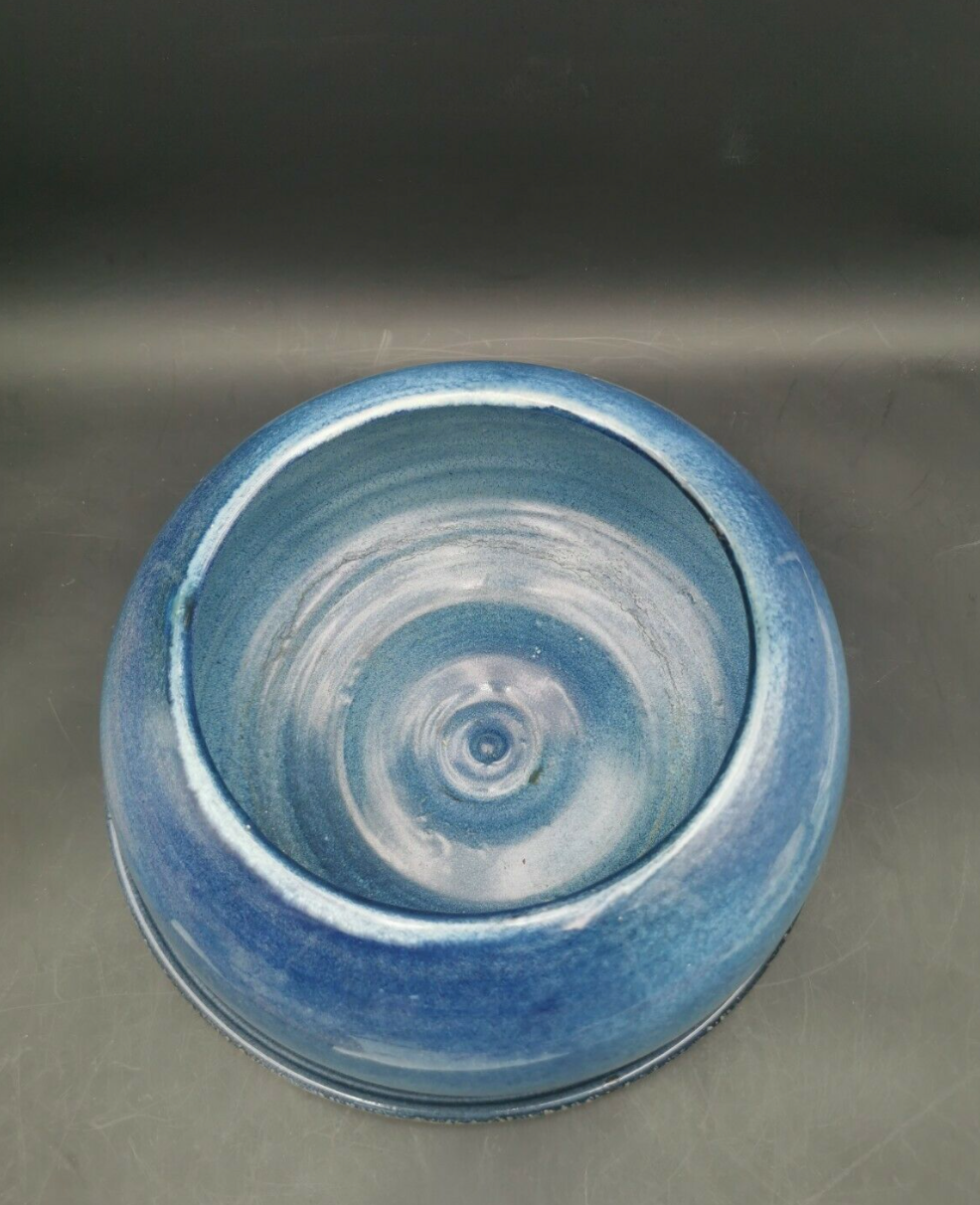Blue ceramic bowl and its undercut