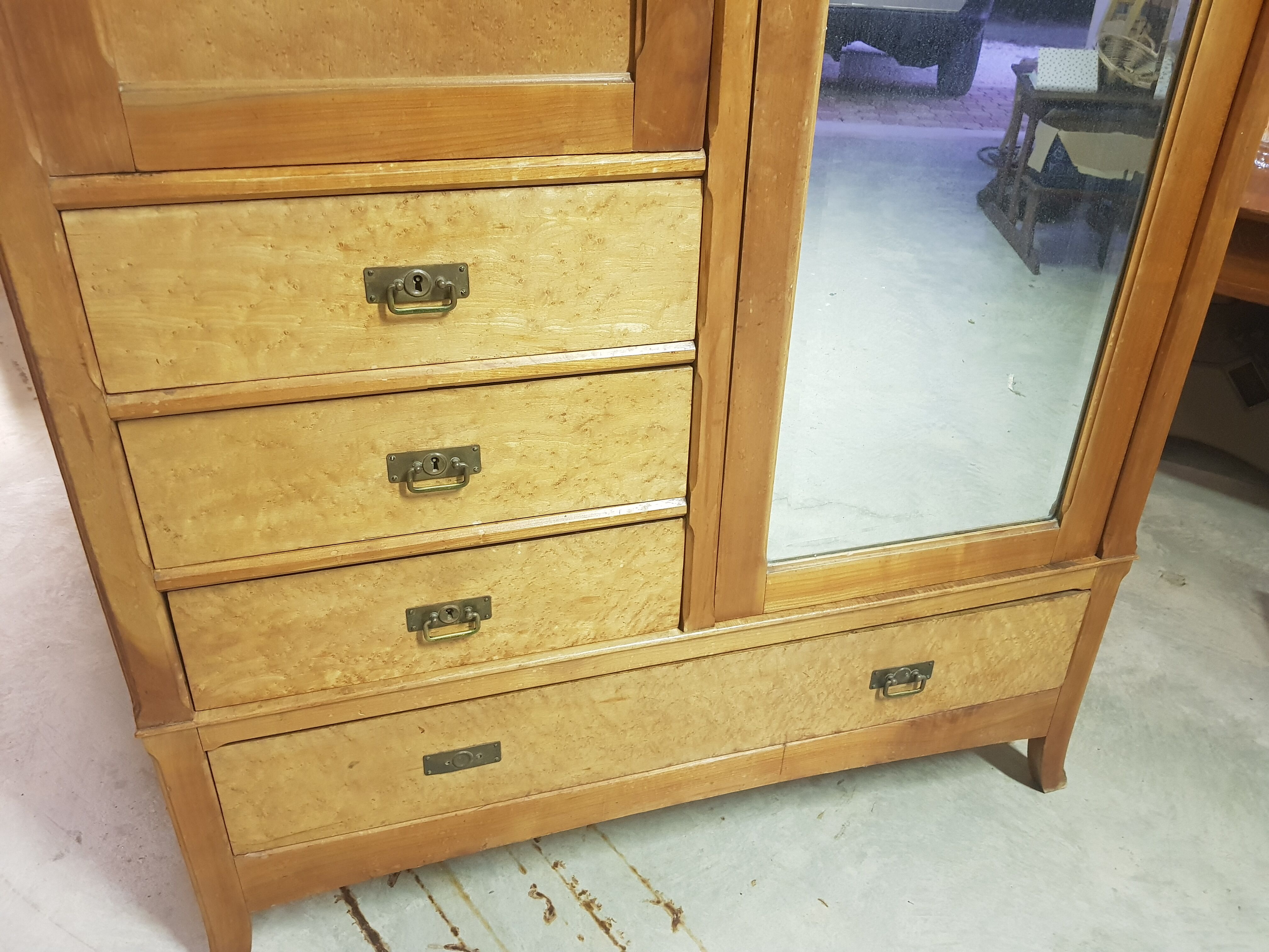 Armoire parisienne vintage