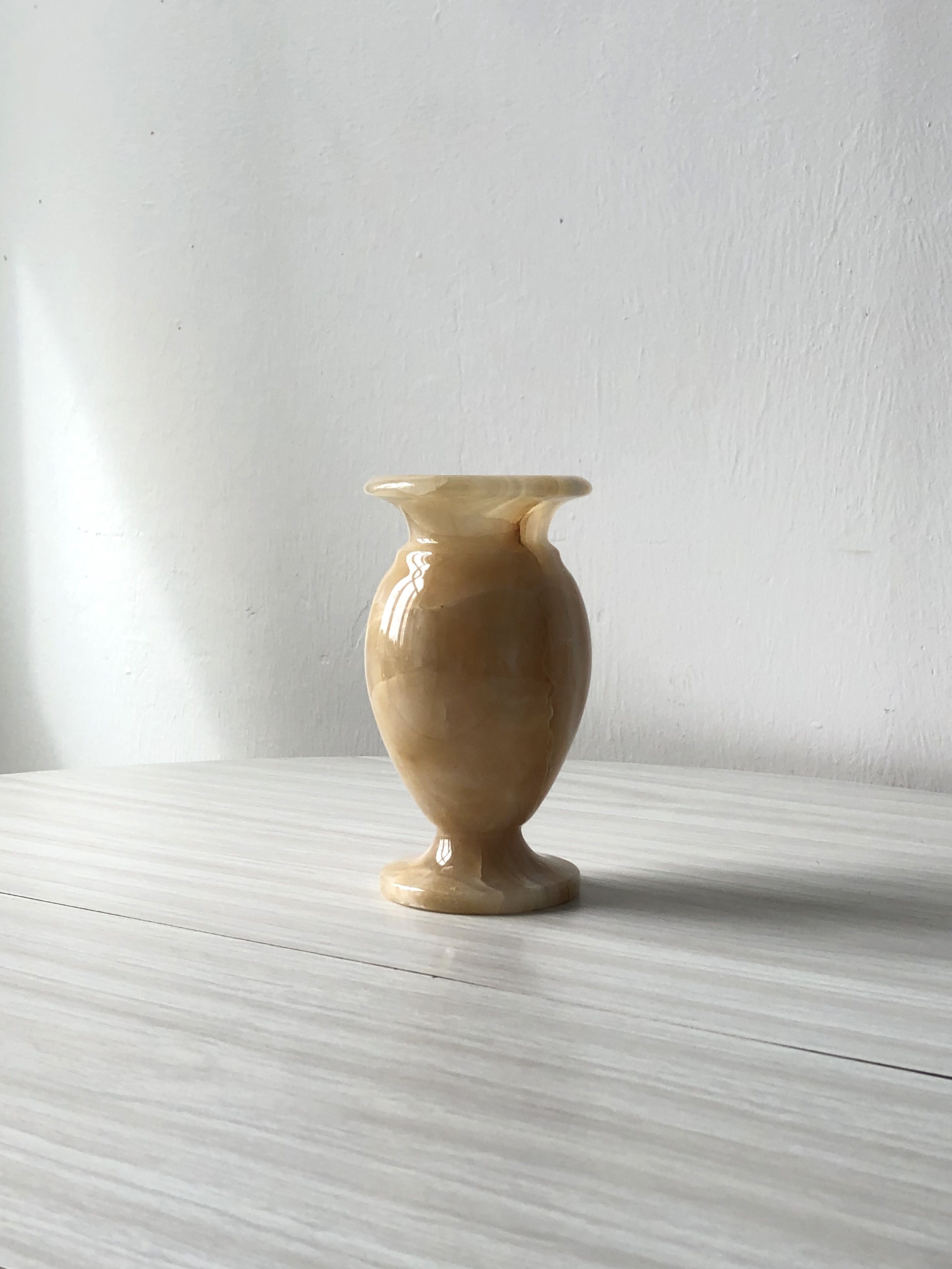 Vase en marbre albâtre onyx
