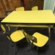 Table et 4 chaises en formica jaune