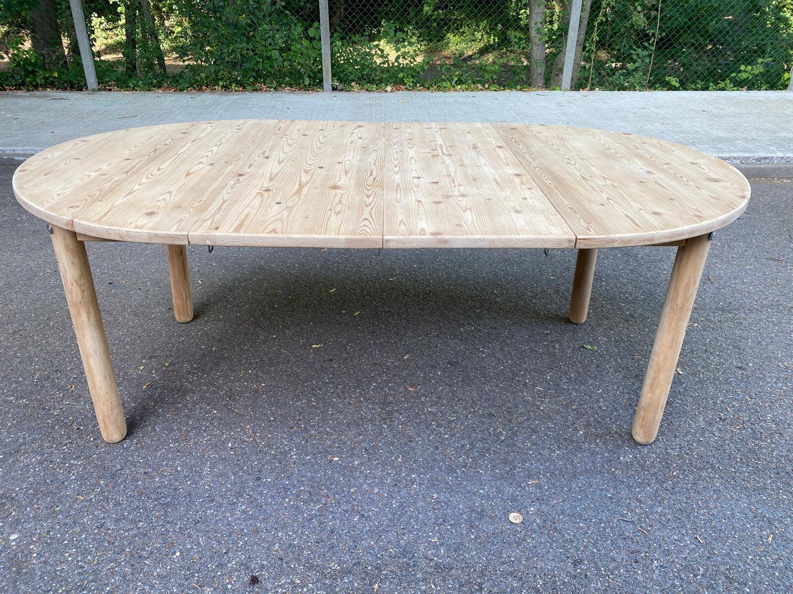 Scandinavian round extendable dining table stripped in solid wood from the 1970s.