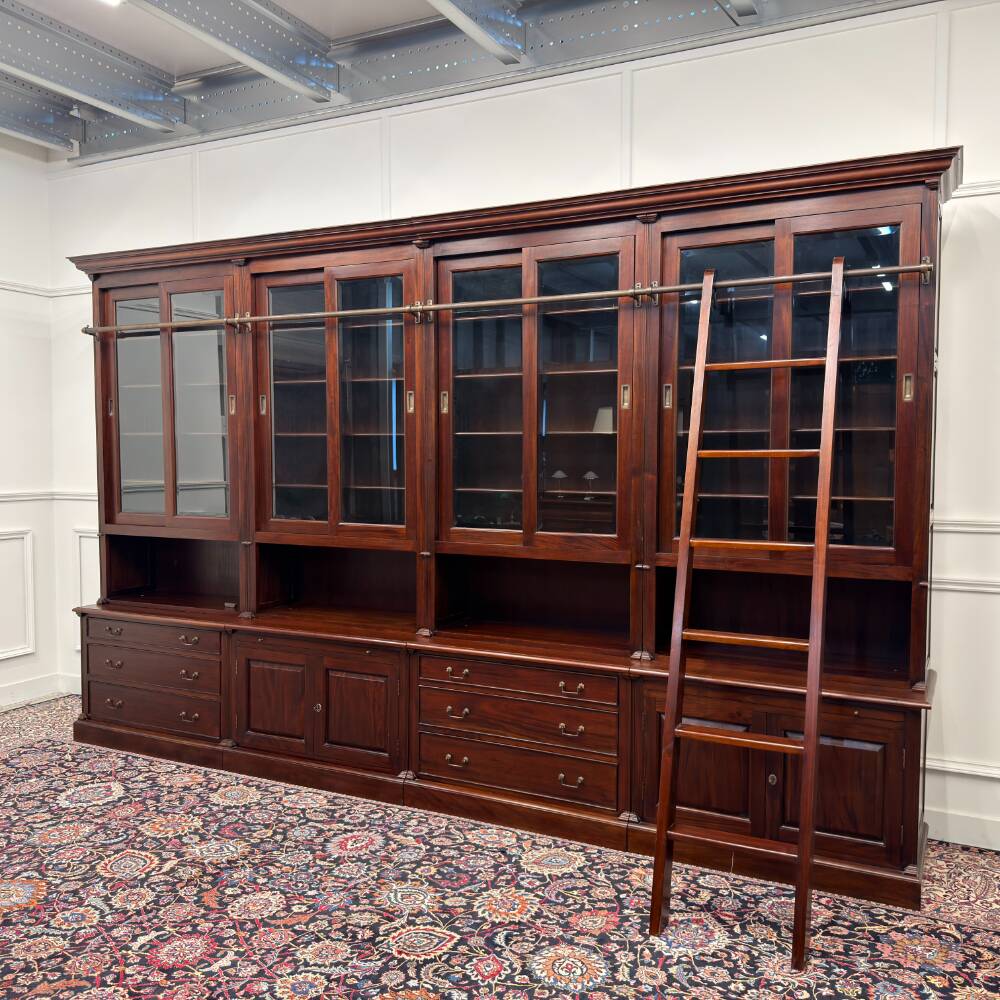 Bibliothèque classique en bois avec vitrine