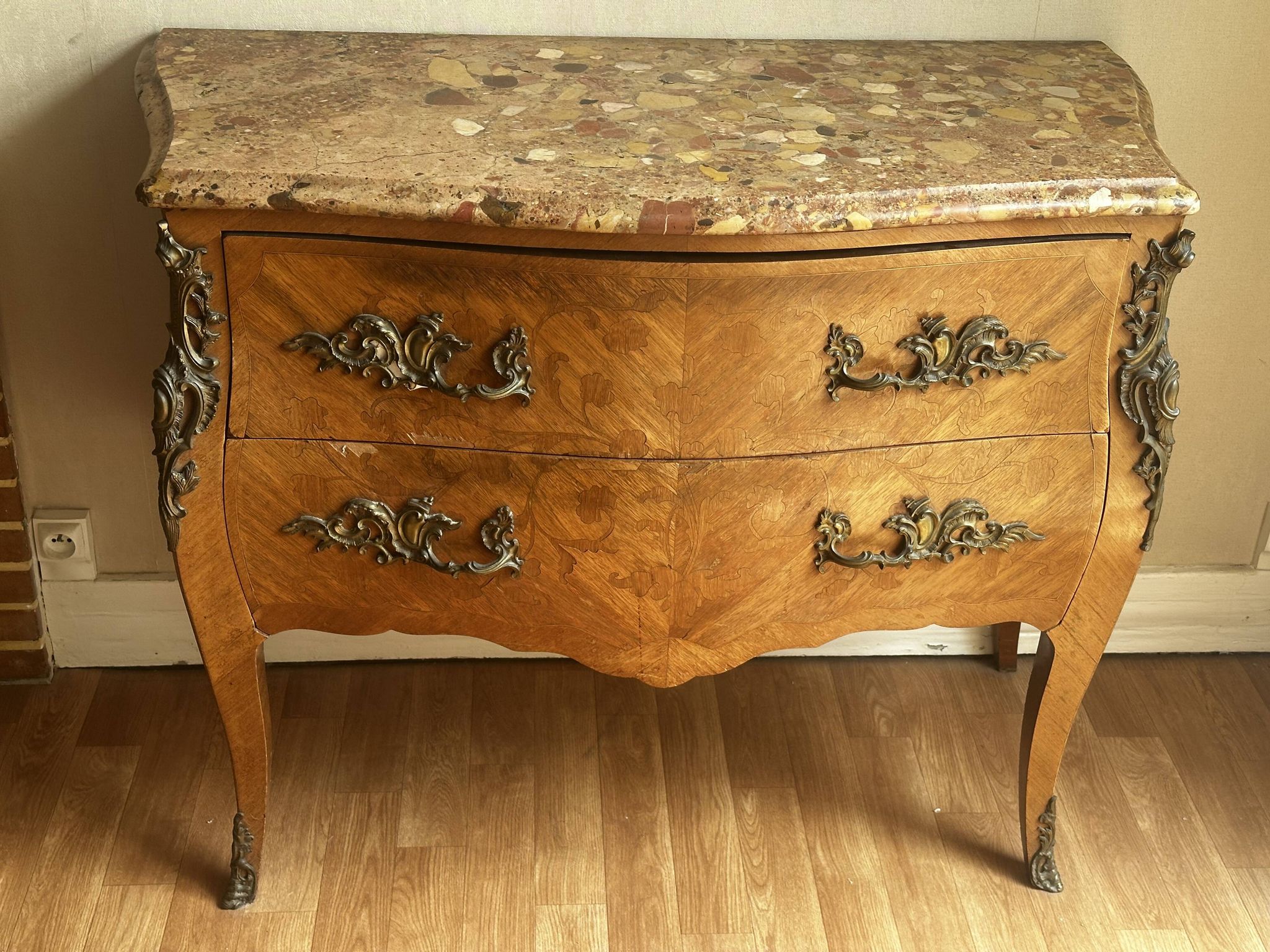 Commode galbée marquetée style Louis XV – plateau marbre- 19 e siècle