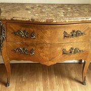 Commode galbée marquetée style Louis XV – plateau marbre- 19 e siècle