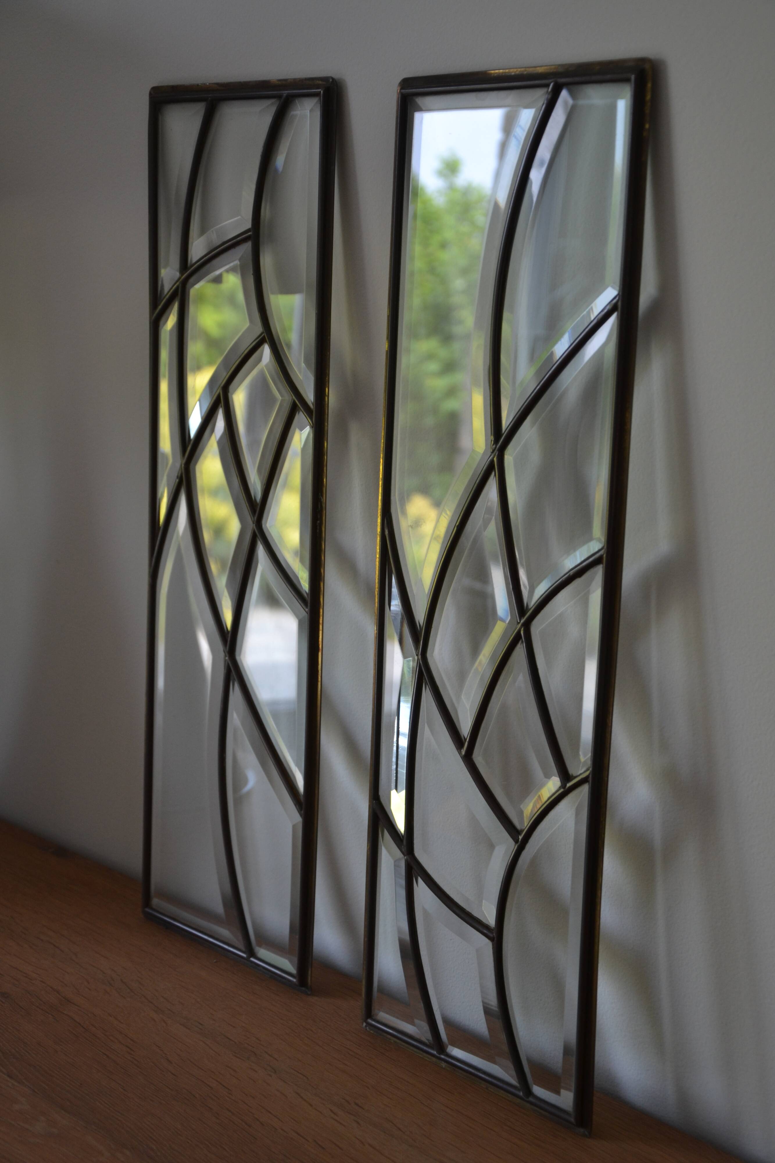 Deux vitraux en verre biseauté et laiton