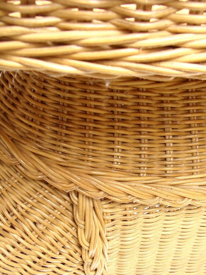 Elephant bass table in rattan.