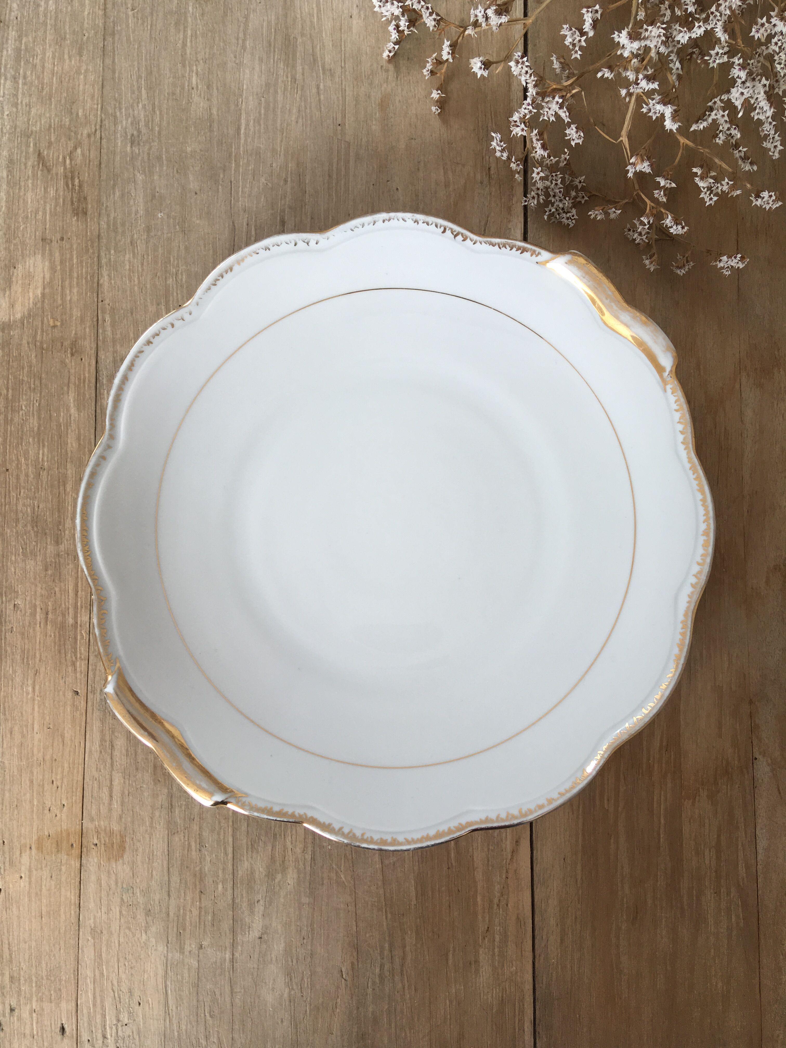 White & gold cake dish