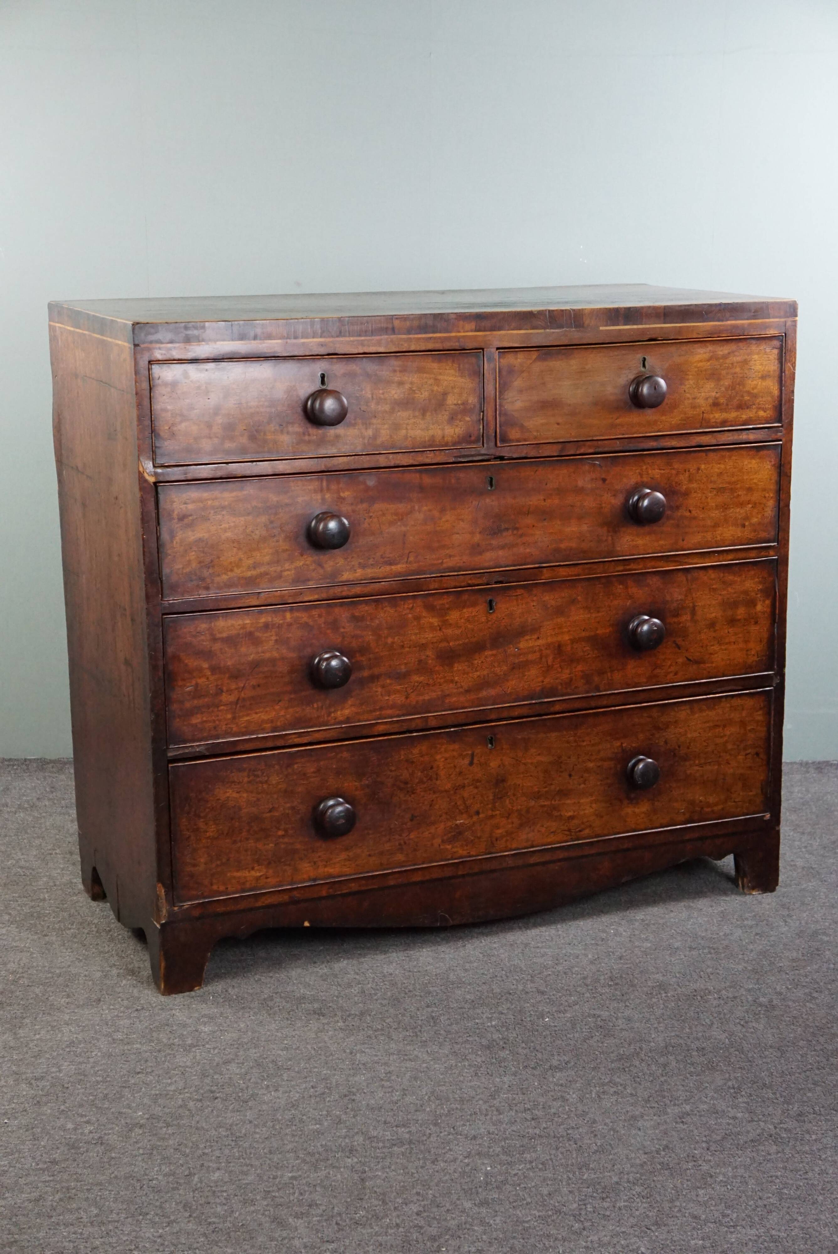 Commode antique anglaise robuste en acajou avec 5 tiroirs du milieu du 19ème siècle