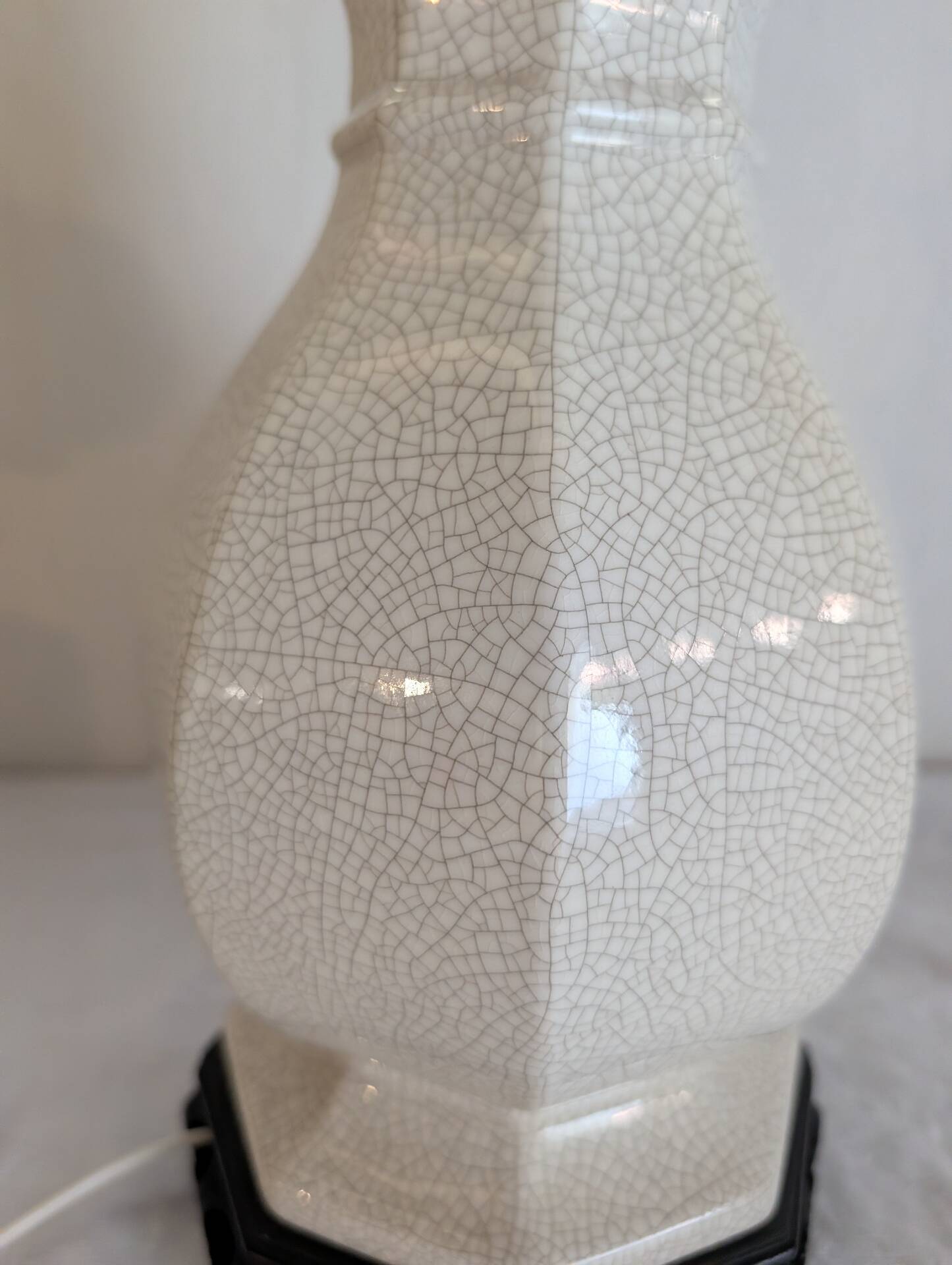 Cracked ceramic lamp base in Chinese style