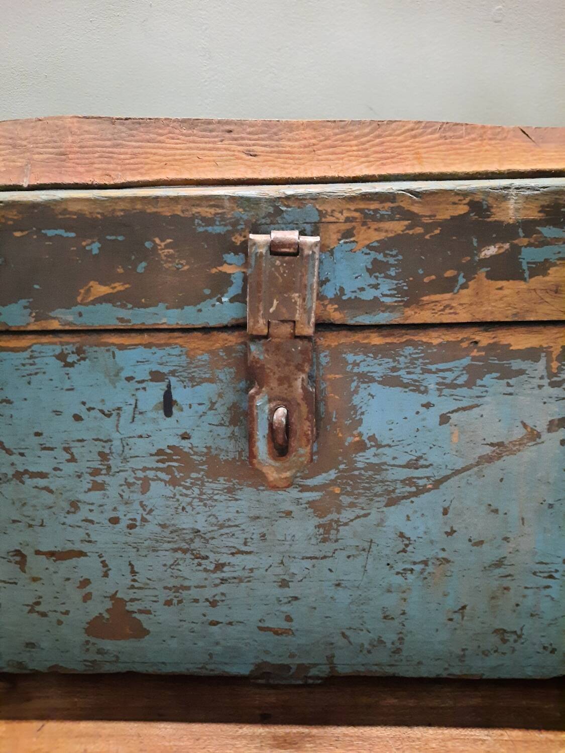 Malle ancienne en bois patinée bleue