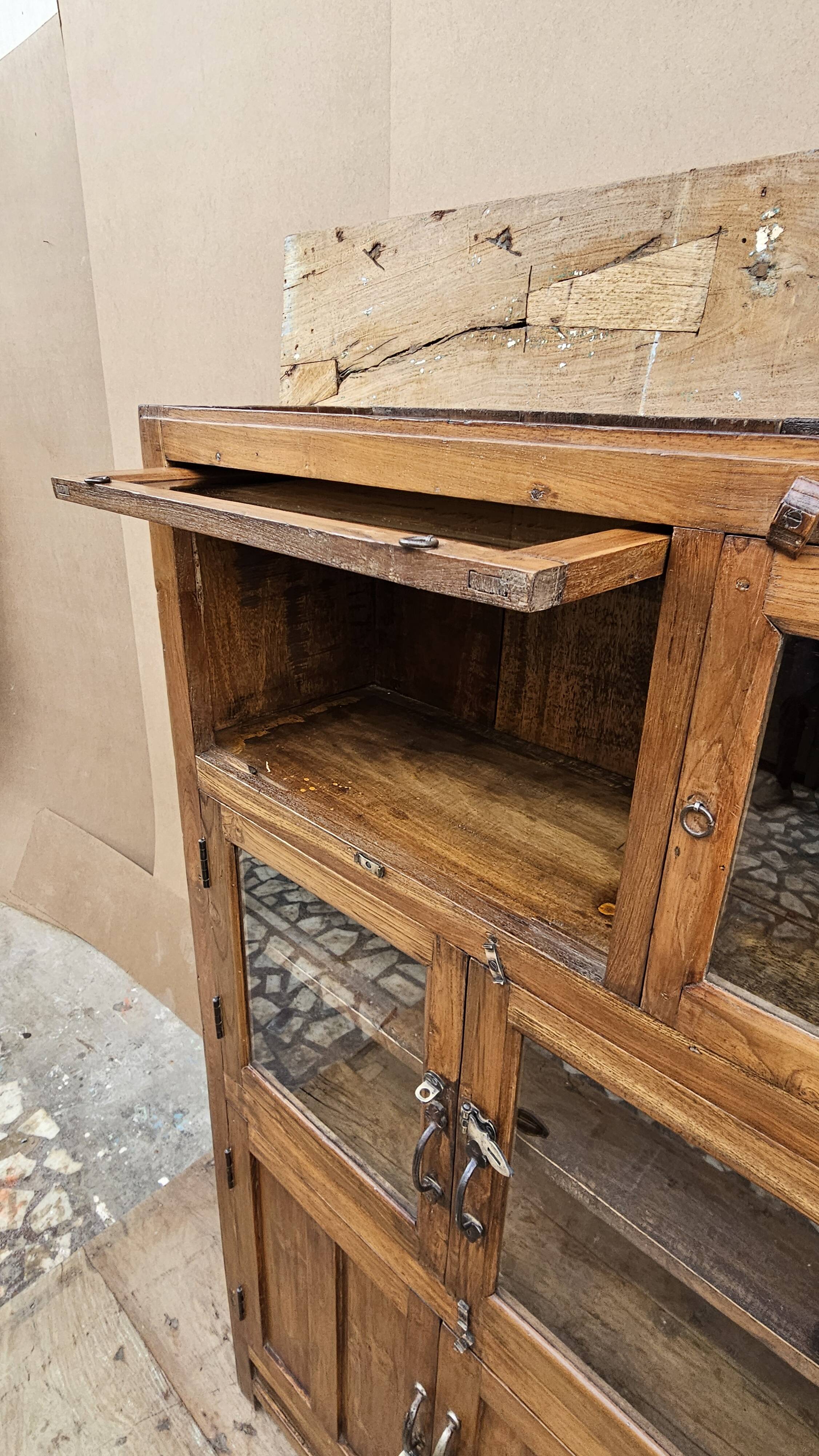 Ancien vaisselier en teck birman